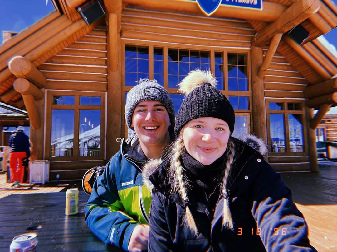 マディソン・コシャンのインスタグラム：「still scared of heights but so much fun with this crew 🤍」