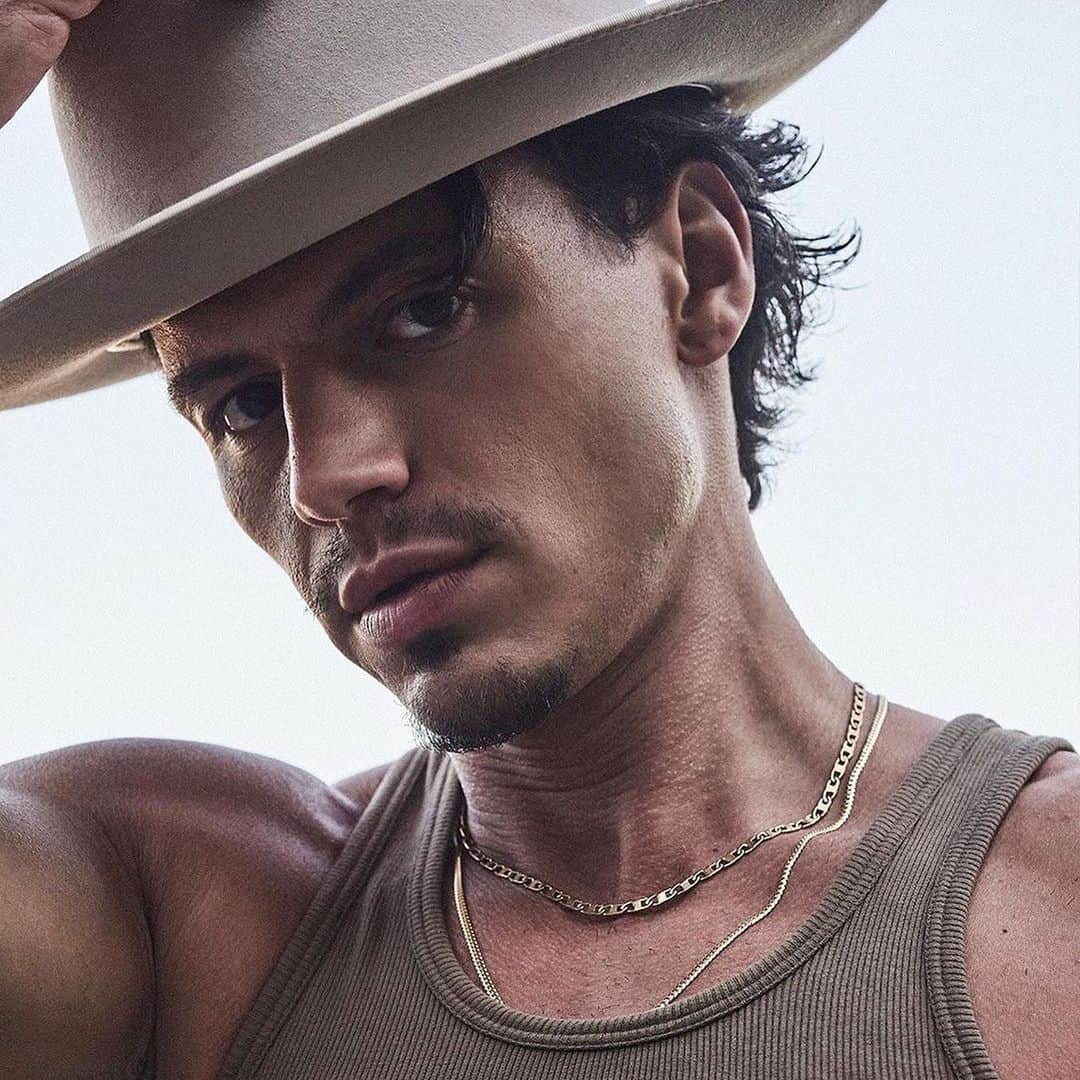 ナイアラヤのインスタグラム：「@kev.dias is wearing our Mariner Chain so well! Create the perfect, casual chain look with our large variety of necklaces.」