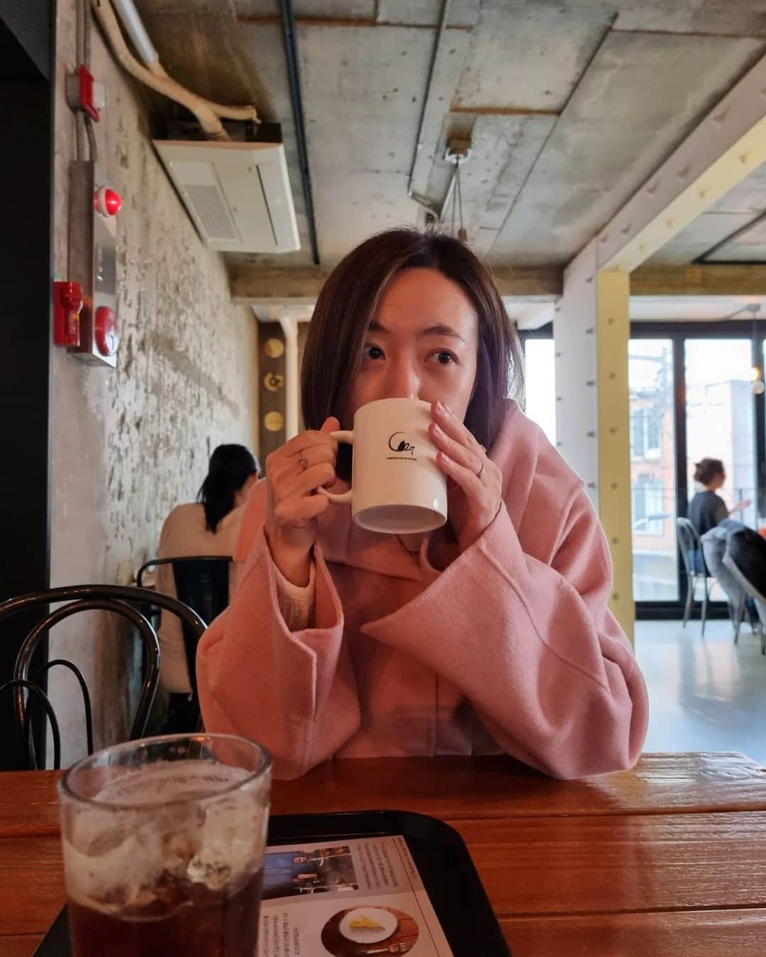 シム・ウンジンのインスタグラム：「#며칠전  초이 미용맡겨놓고 간만에 가로수길 데이트😁 셋트도 아닌것이 비슷한 느낌의 반지도 get! 어쩌다보니 초이 미용하는 날마다 데이트하는 날이 되어버렸..😅😅😅  #초이야미안」