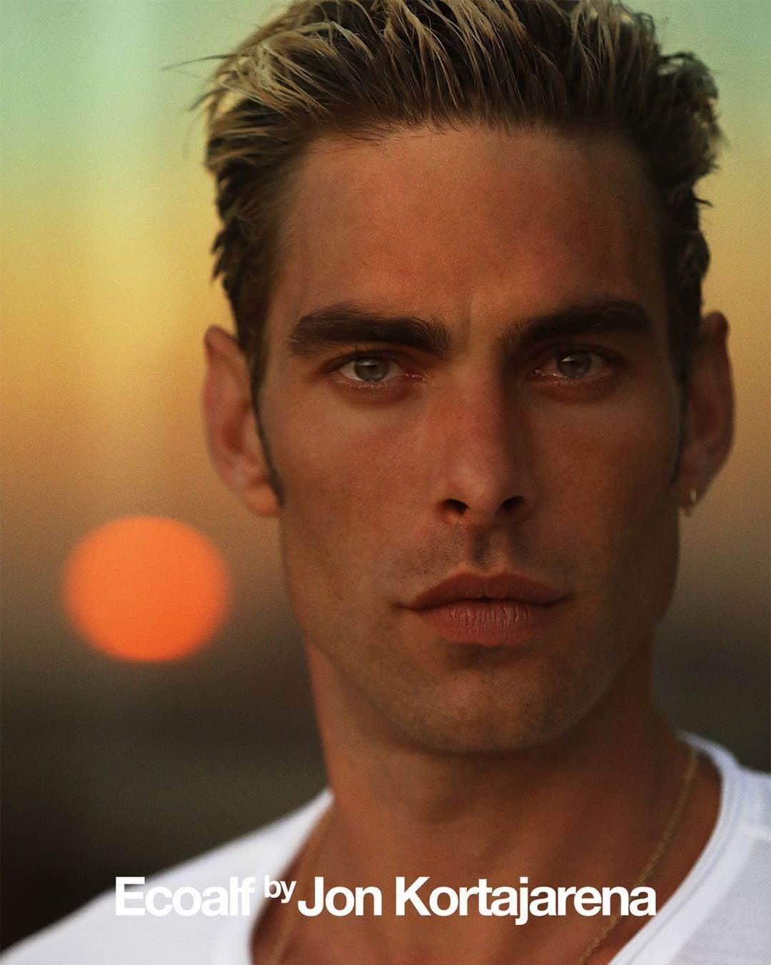 ジョン・コルタジャレナのインスタグラム：「“Tenía dos opciones: salir de la moda y criticarla desde fuera, o quedarme e intentar cambiarla”.  Así habla @jonkortajarena sobre su colaboración con @ecoalf que está ya disponible.  #ecoalfbyjonkortajarena   “I had two options: leave the fashion industry and criticize it from the outside, or stay in it, and try to change it”. @jonkortajarena’s claim about his latest collaboration with @ecoalf.  Available now.  #modasostenible #sustainablefashion  #jonkortajarena #ecoalf」