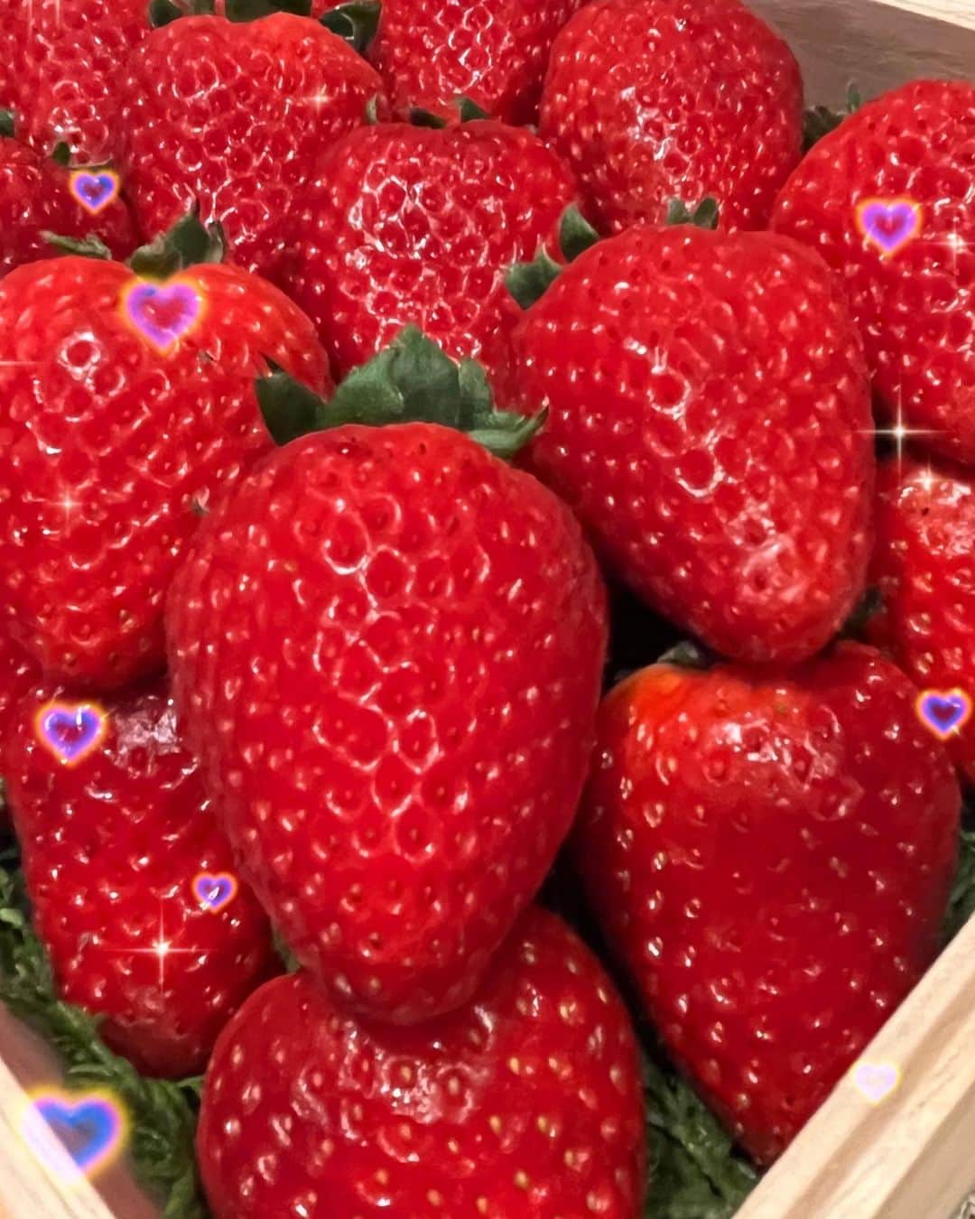 島崎遥香さんのインスタグラム写真 - (島崎遥香Instagram)「ねーねー！もうすぐお誕生日なの お祝いしてくれるよね？🥹🫶  #初めてのアイドル投稿 #好きな食べ物いちご（嘘） #こんなアイドルになりたかったの🥹」3月21日 3時31分 - paruuuuuru