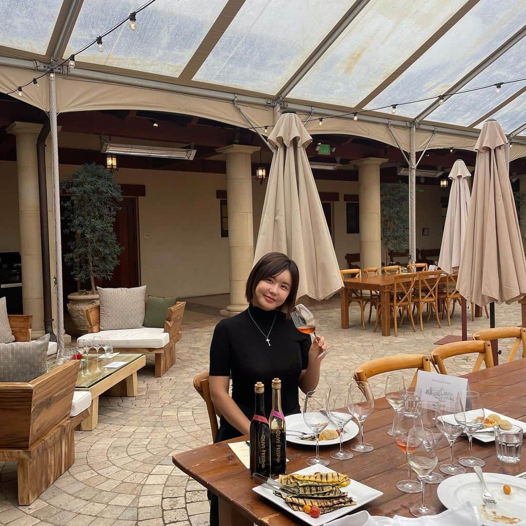 リュ・ジヘのインスタグラム：「#🇺🇸 미국 아니구 이태리 여행 기분를 주는 jacuzzi 이름이 자쿠지라 그런가 스파클링 와인이 왠지 더 시원한 기분🥂  #소노마카운티와인 #자쿠지패밀리와이너리 #미국삶기록 #베이에리아  #실리콘밸리류찌」