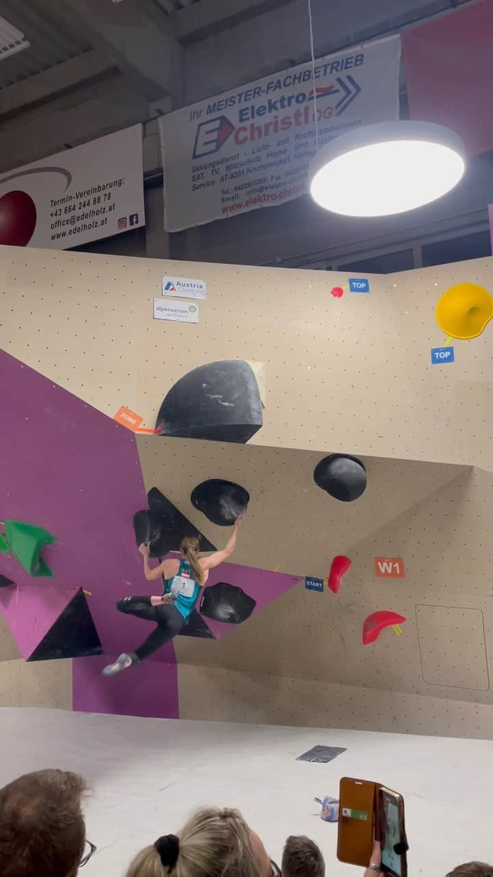 ジェシカ・ピルツのインスタグラム：「Austrian Champion 2023 in Bouldering 🥳 Super happy to defend my title again. Had a tight battle with @_yohoney__ through all rounds but in the end it was enough for the win 😁 Thanks to @boulderama_klagenfurt for organizing and to all routesetters for nice boulder problems 😎  Videos of my flash goes in B1 and B3 filmed by @rolandhoertnagl ☺️」