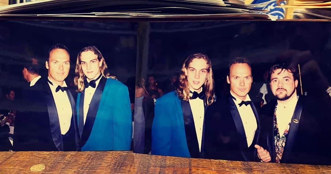 ケヴィン・スミスのインスタグラム：「SPOILERS! There’s a scene in @dctheflash in which Barry screws up the timeline so badly that a well-dressed @jayandsilentbob meet Bruce Wayne in the Askewniverse! (Side note: I found boxes of old photos so expect lots of walks down memory lane for the next few days.)」