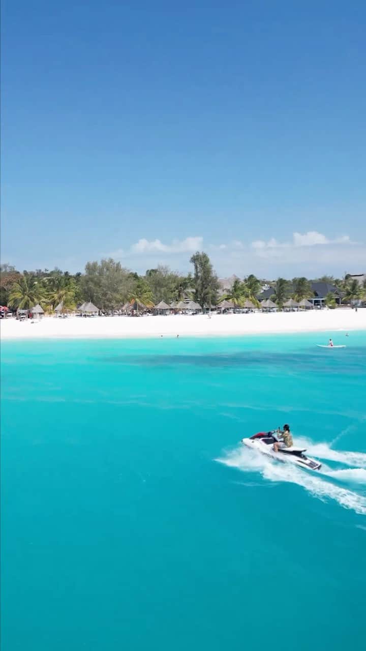 エヴァン・ルースラのインスタグラム：「After travelling to over 70 countries I found the most beautiful water in Zanzibar Africa 🇹🇿 🏝️ 💧 🌎   What’s your favorite beach town in the world?」
