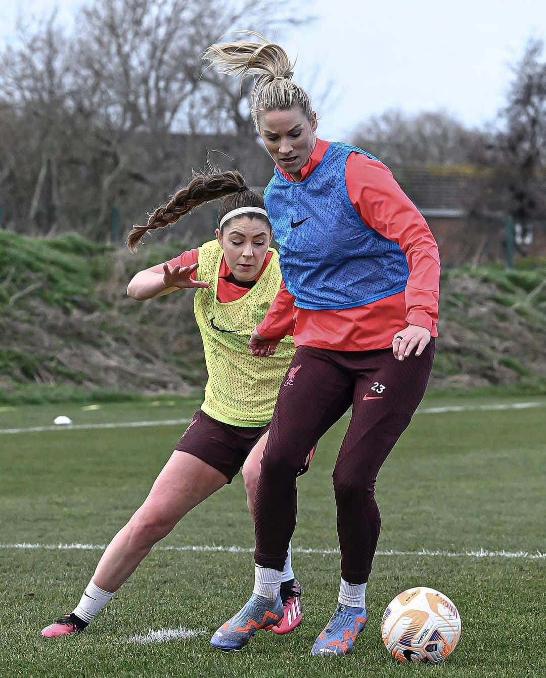 ジェンマ・ボナーのインスタグラム：「Working into Derby Week 😁 let’s go reds 🔴🔴」