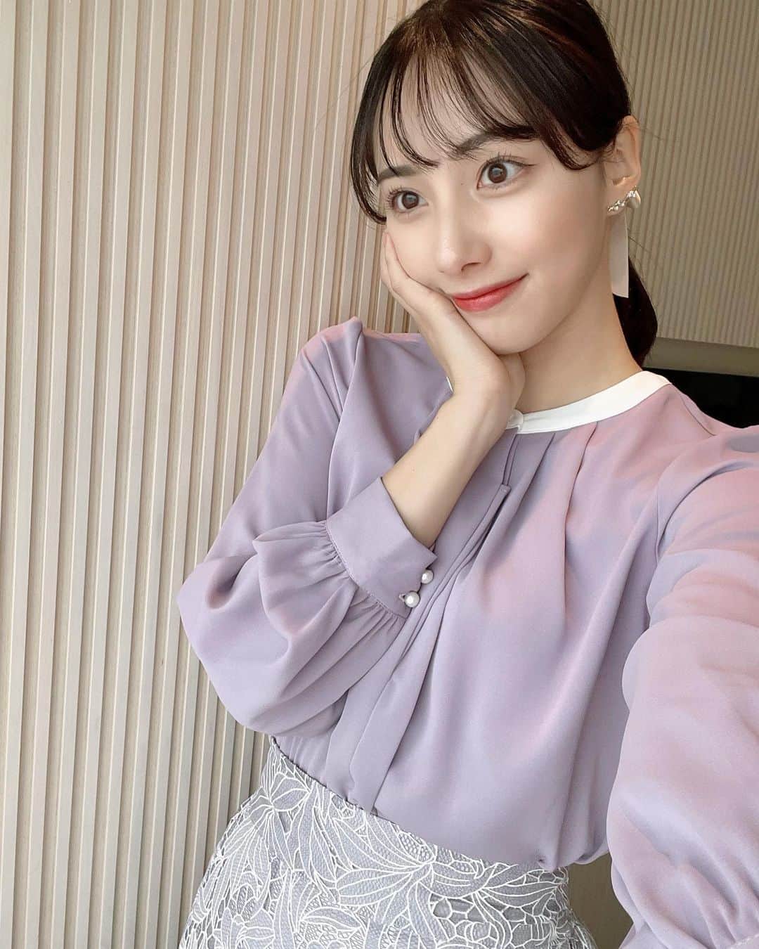 武藤彩芽のインスタグラム：「. . 外中継だった為 コートを脱げなかったのですが、 中の衣装がとてもタイプな色で 思わずぱしゃり♡  紫がいちばん好きな色なのです🦄💜  私服で紫を選ぶのは難しいので(センスの問題) 着れて嬉しかったのでした。♡  #自撮り連続投稿で申し訳ない」