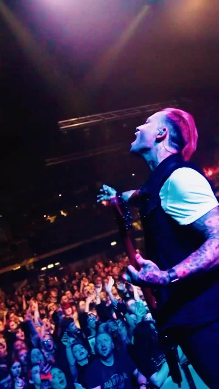 ニック・マーティンのインスタグラム：「Manchester put those fists in the air ✊🏽🇬🇧 2 shows left out here! THANKS TO EVERY SINGLE ONE OF YOU THAT HAS COME OUT TO A SHOW! || 📹: @nickalausstafford」