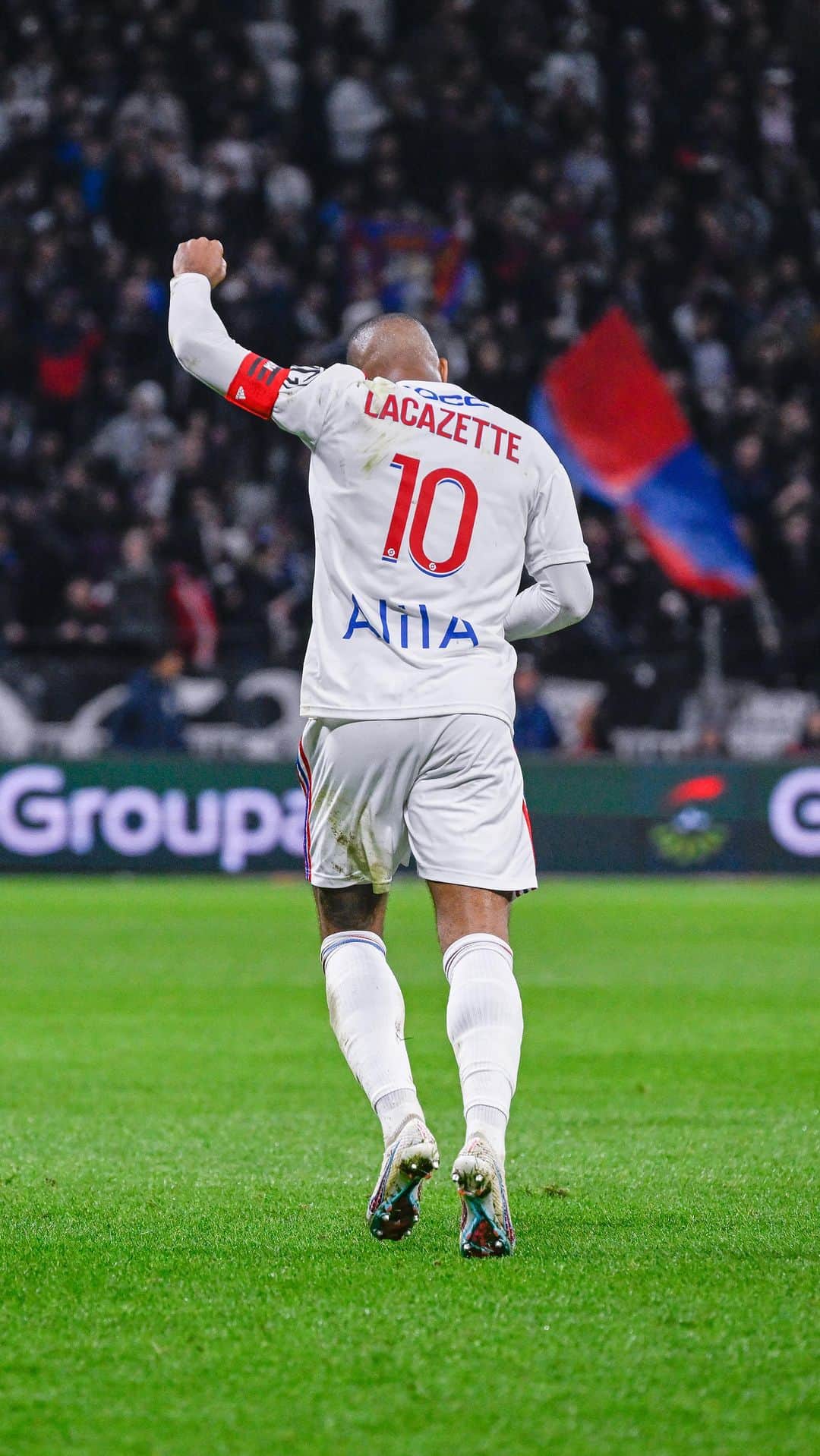 アレクサンドル・ラカゼットのインスタグラム：「▶️ Dans les pas d’Alexandre Lacazette face à Nantes 👀🎥  On vous emmène dans les coulisses d’une soirée spéciale pour notre capitaine, @lacazettealex , devenu 2ème meilleur buteur de l’histoire du club ! 🔴🔵」