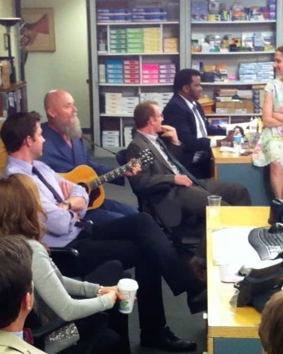 レイン・ウィルソンのインスタグラム：「Since the last post was an INSTA-HIT, here’s some more video from the last two days of shooting The Office. 10 years ago this week! The final episode. A gorgeous version of @CreedBratton’s “All the Faces.” Us watching the luminous @MsJennaFischer do a gorgeous take of her final “talking head.” And a taste of the love & shenanigans behind the scenes of what I believe was our final scene— the cast exit out of Dunder Mifflin. Not to mention, our loyal fans outside the gates and my love letter to our office plant. Thanks for all the love and comedy folks!」