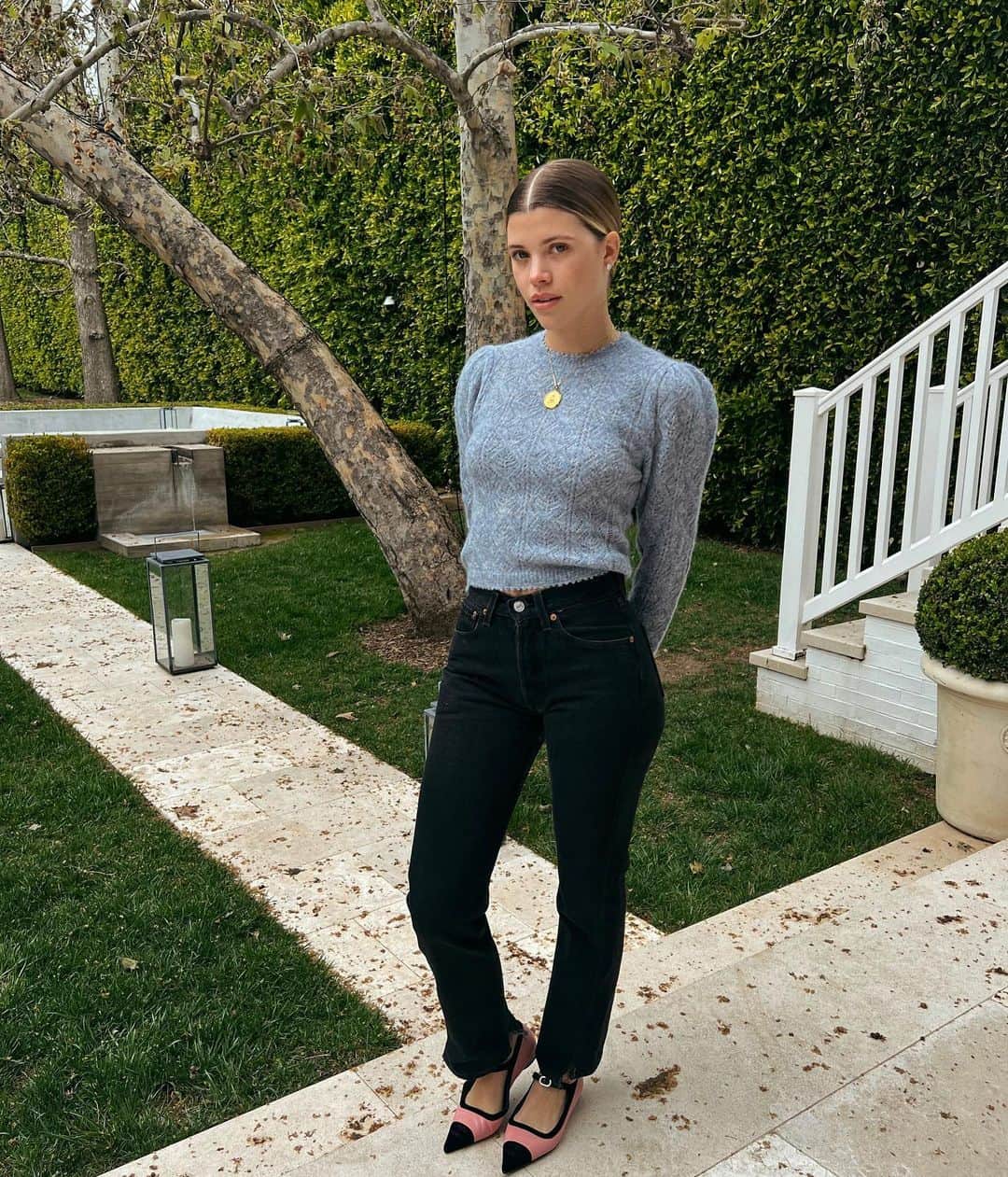 ソフィア・リッチーのインスタグラム：「The countdown begins 👰🏼‍♀️」