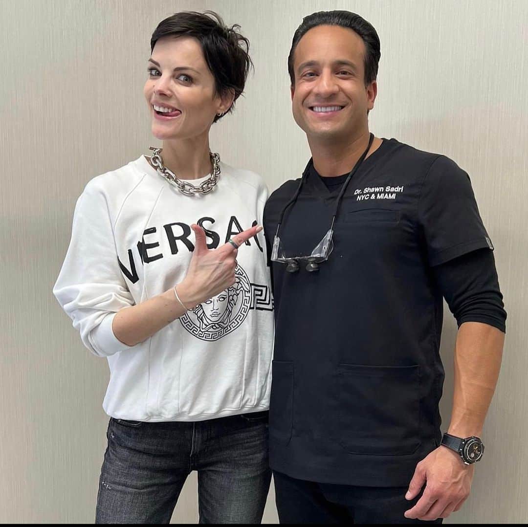 ジェイミー・アレクサンダーのインスタグラム：「My dentist is the best! @drshawnsadri 🦷 💪🏻 #nyc」