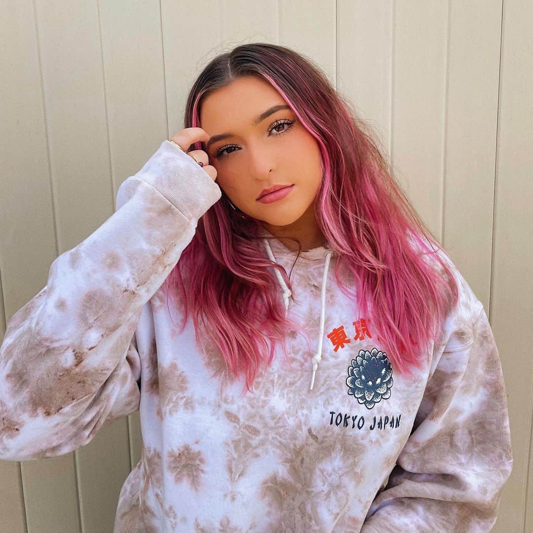 テイラー・グラブスのインスタグラム：「sorry kye for stealing ur sweatshirt… kinda」