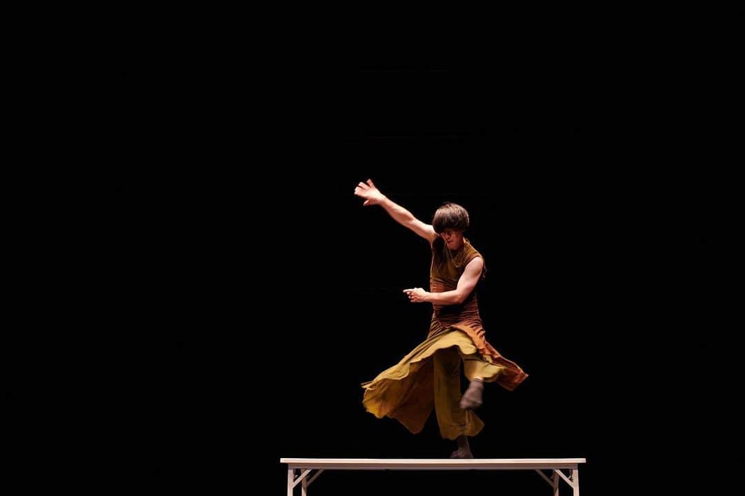 小林十市さんのインスタグラム写真 - (小林十市Instagram)「「One to One」 Chorégraphie de Abou Lagraa @cielabaraka  photos:鈴木穣蔵さん  直ぐに踊るあては無いのだけど、３日前から突然曲を聴き始め、自分の中に何かを取り込もうともがいている。そしてあと300回くらい踊りたいと思う。😆✨✌🏼 #自分の殻に閉じこもる Je n’ai pas le projet de danser tout de suite mais il y a 3 jours soudain j’ai commencé à écouter la musique et j’ai essayé de ressentir quelque chose en moi. Puis j’ai pensé que je voulais encore danser 300 fois 😆✨✌🏼 #Ferméensoi」3月21日 5時29分 - monsieur_11