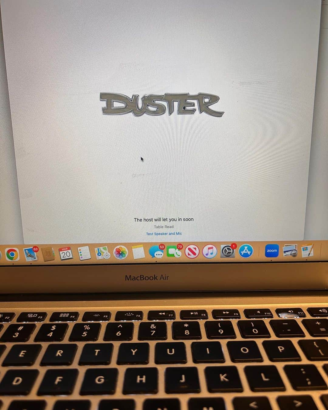 カミーユ・グアティさんのインスタグラム写真 - (カミーユ・グアティInstagram)「Modern Day #Tableread   @hbomax #duster #hbo」3月21日 5時45分 - camilleguaty