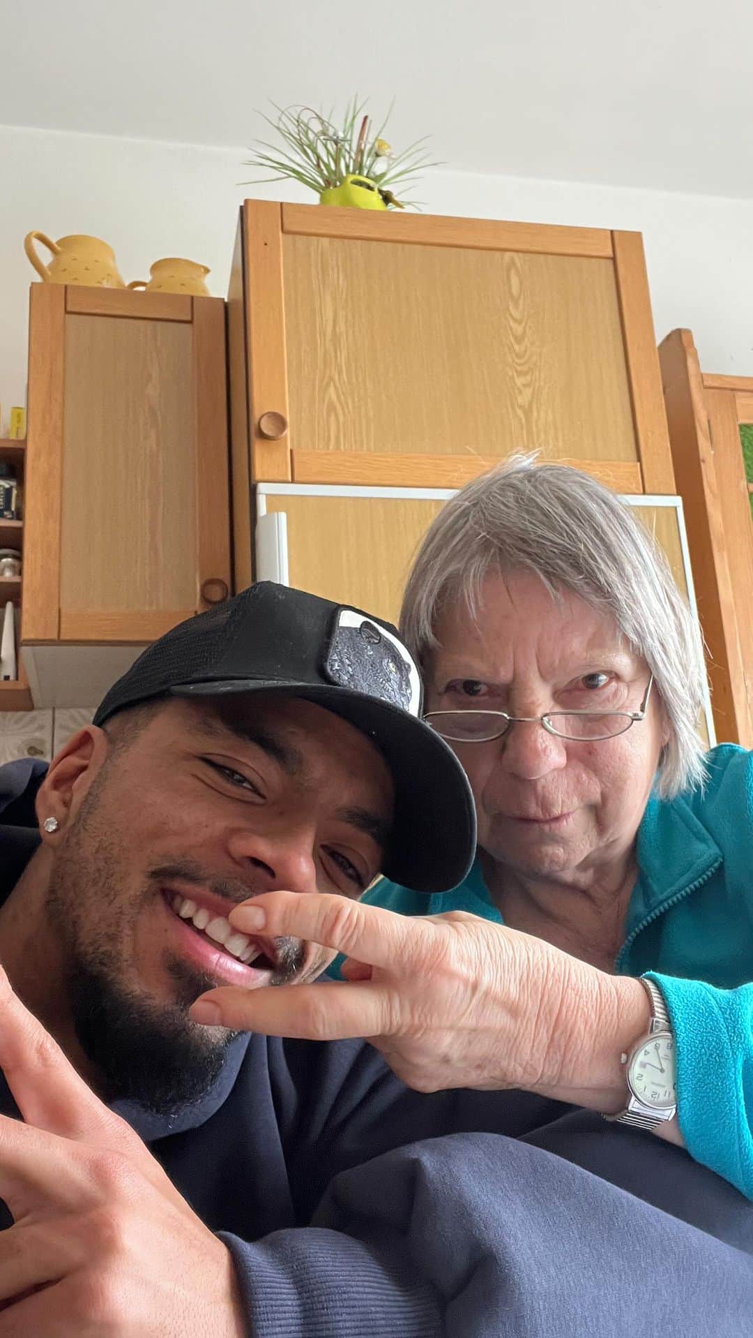 ベンジャミン・ヘンリックスのインスタグラム：「So beeindruckt man Oma ☝🏾😅❤️ #39er」