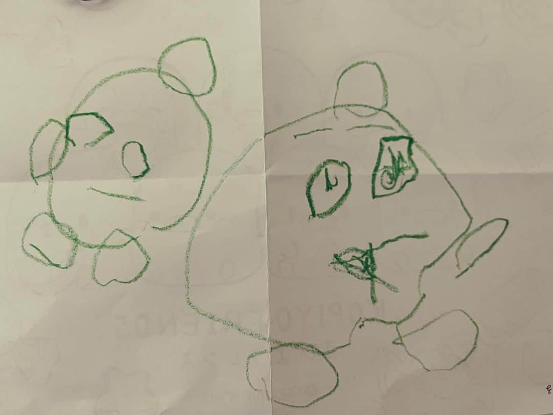 二階堂綾乃のインスタグラム：「トーマスマニア3歳が描くトーマスとパーシーが良すぎる。ちゃんと煙突ついてるし。服に刺繍したい。」
