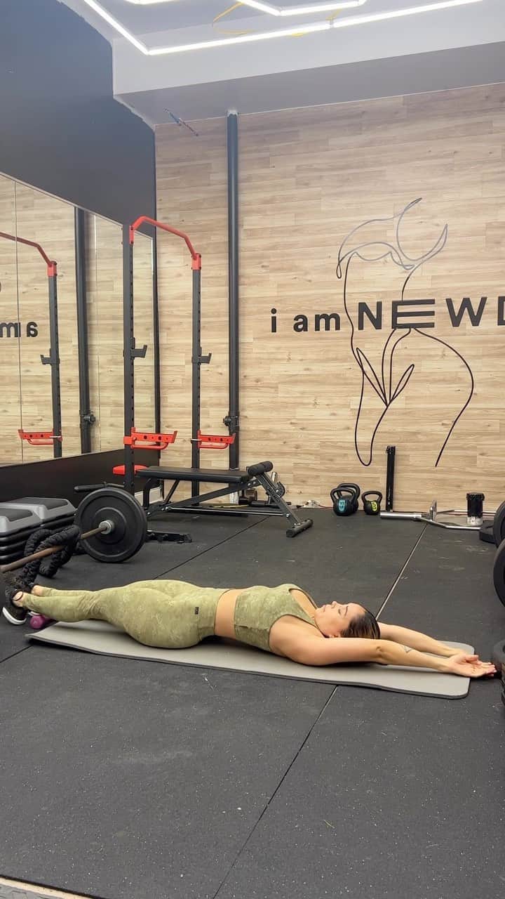 Tianna Gregoryのインスタグラム：「Started adding more daily stretching into my routine and I’m loving it. I love adding new things into my routines and seeing what differences I notice with myself and stretching is one I’ll be continuing to do.」