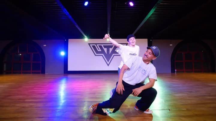 ショーン・エバリストのインスタグラム：「@david_cottle posted this recently and I wanted to do the same. Our past conversations lead me to find out that his journey with dance started back when he was 14 years old and watching my work years ago with Tae Yang. Wow, such an awesome full circle moment right here over 10 years later! In this video I’m taking his class as a student to a song and dance that I also originally choreographed to in 2018. Inspiration truly goes around, I am in awe of his talent and creativity, humbled and honored by beauty that we got to exchange like this. A friend with such a warm loving spirit, I’m grateful our paths aligned. Cheers brotha, to this moment and future ones ahead✨  Big love to @4tf_danceevent in Napoli 🍕Sending you guys love!」