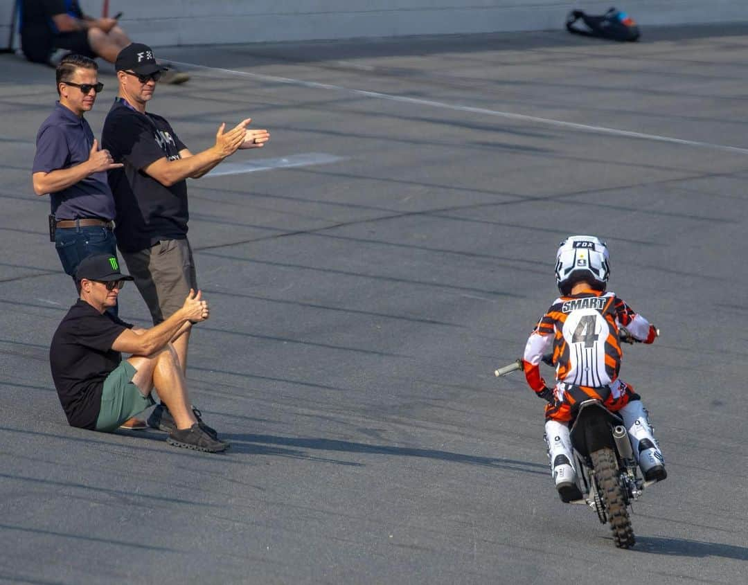 リッキー・カーマイケルさんのインスタグラム写真 - (リッキー・カーマイケルInstagram)「Honor yesterday. Invent tomorrow.  Awesome moment captured of @rickycarmichael giving a thumbs up to the future generation of the sport.  👤 @smartattackracing 📷 @tonyc693  #foxmoto」3月21日 6時50分 - rickycarmichael