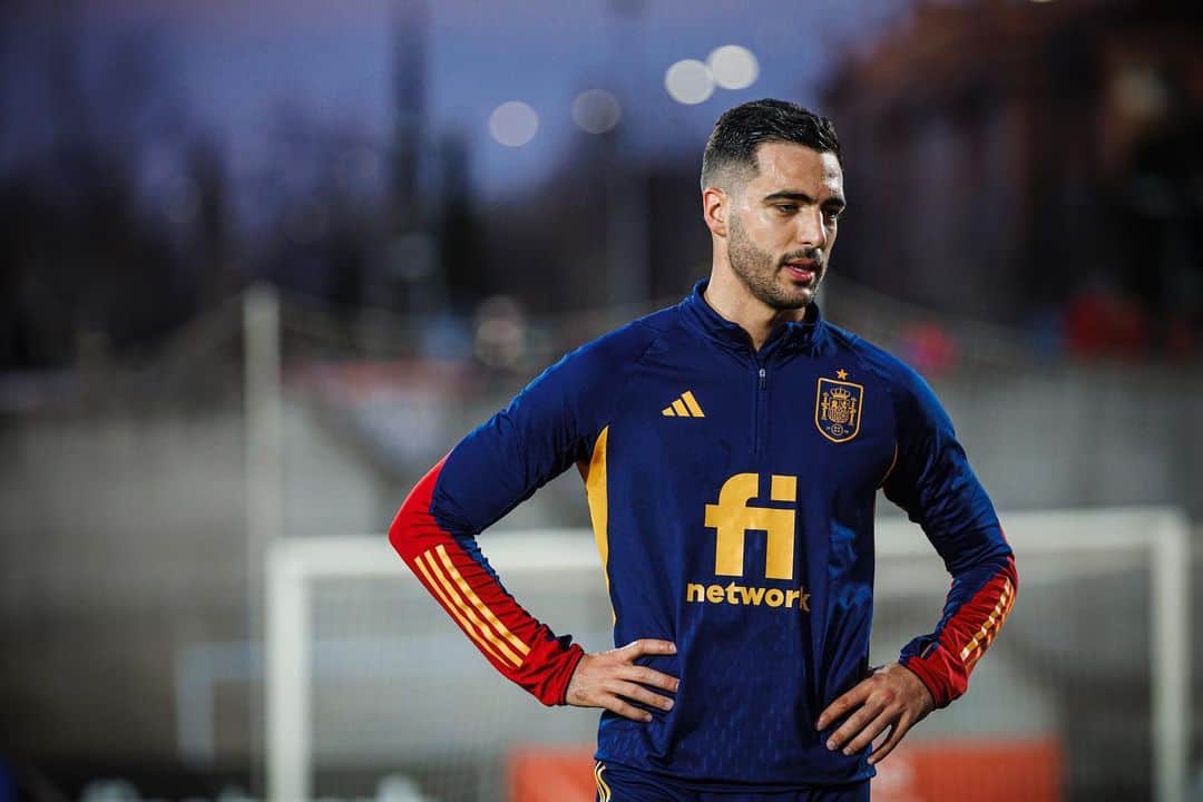 ミケル・メリノのインスタグラム：「Primer día de concentración! ✅💪🏽 @sefutbol」