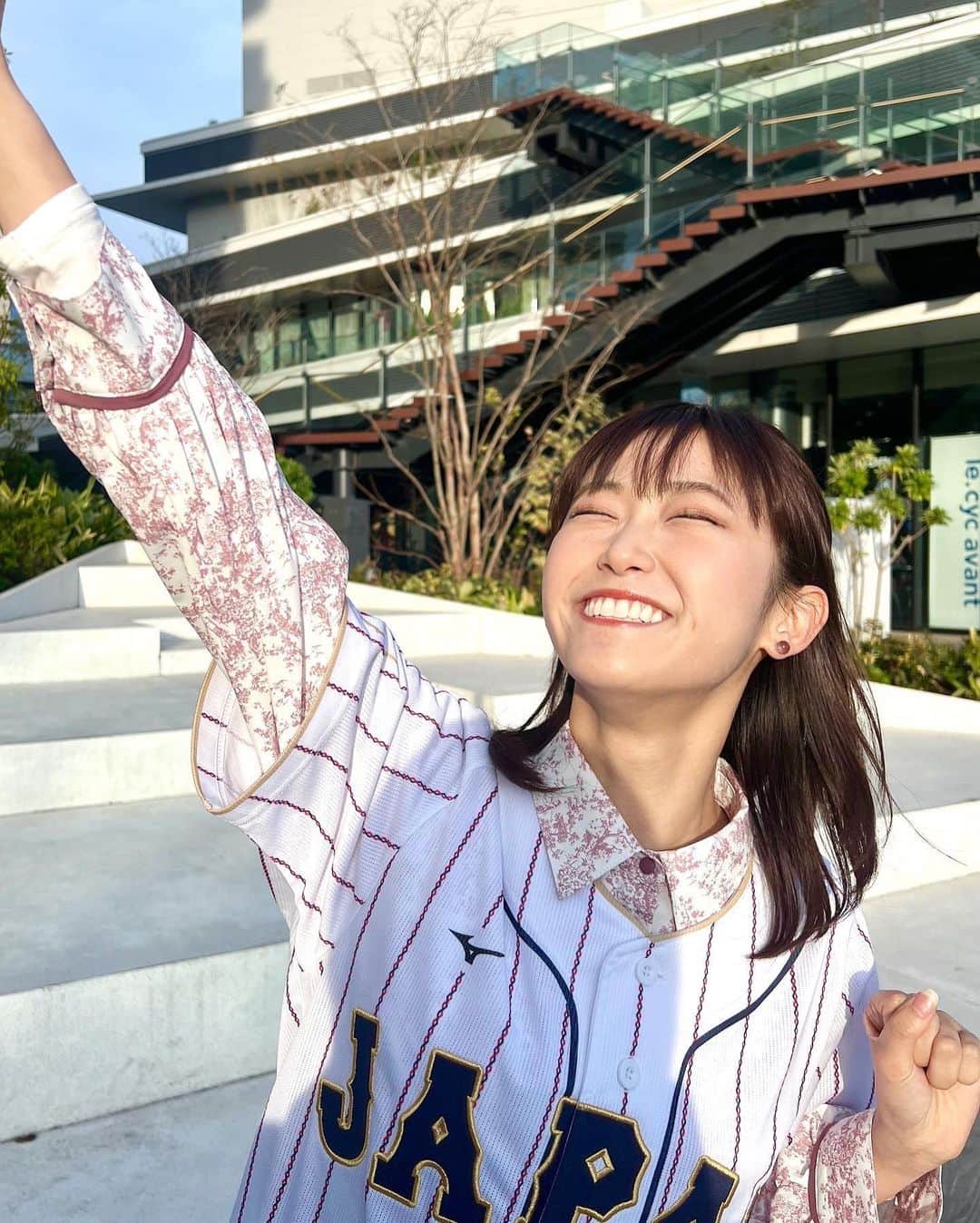 嶺百花のインスタグラム：「今日のお天気コーナーはWBCのユニフォームを着て放送しました❗️⚾️日本頑張れ〜🤩🤩早くおうち帰ってみよっと！！  #wbc#野球#ユニフォーム#ペッパーミル  #thetime_tbs#天気#お天気キャスター#tbs#THETIME#嶺百花#ootd#キャスター#大学生#学生#女子大生」