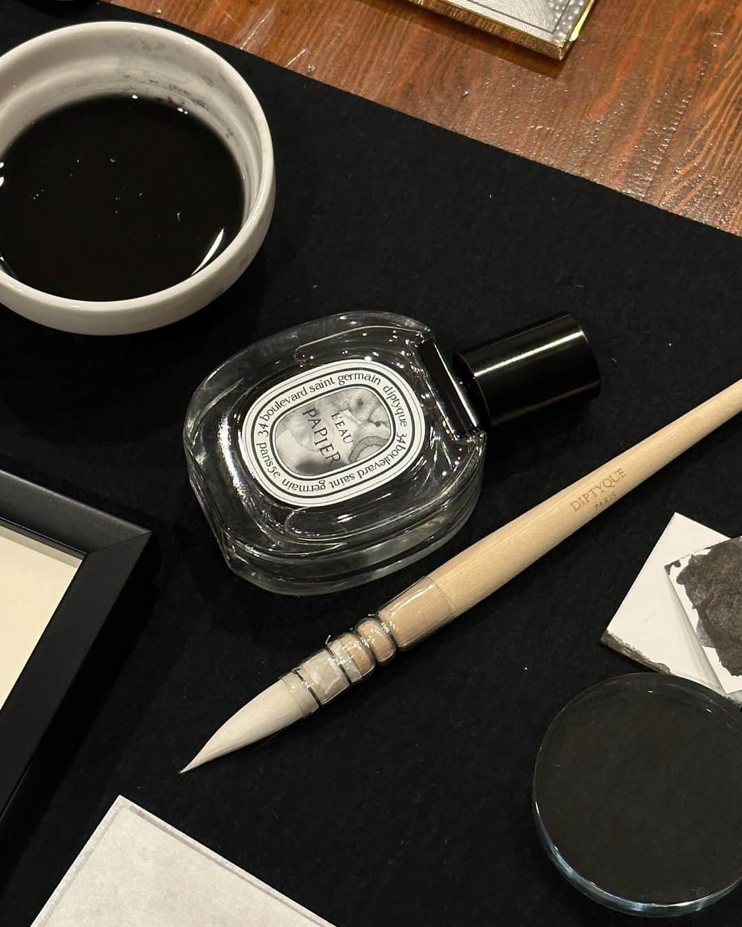 菊乃さんのインスタグラム写真 - (菊乃Instagram)「白い紙と黒い線が感覚と手を結びつけるクリエイティブなジェスチャーの原点。まさにその言葉の通り、自分の感覚だけで真っ白な紙の上で筆を走らせて、DiptyqueのあたらしいフレグランスL’EAU PAPIERの誕生をお祝い🥂  #DIPTYQUE #ディプティック #leaupapier」3月21日 7時27分 - kiki_sun