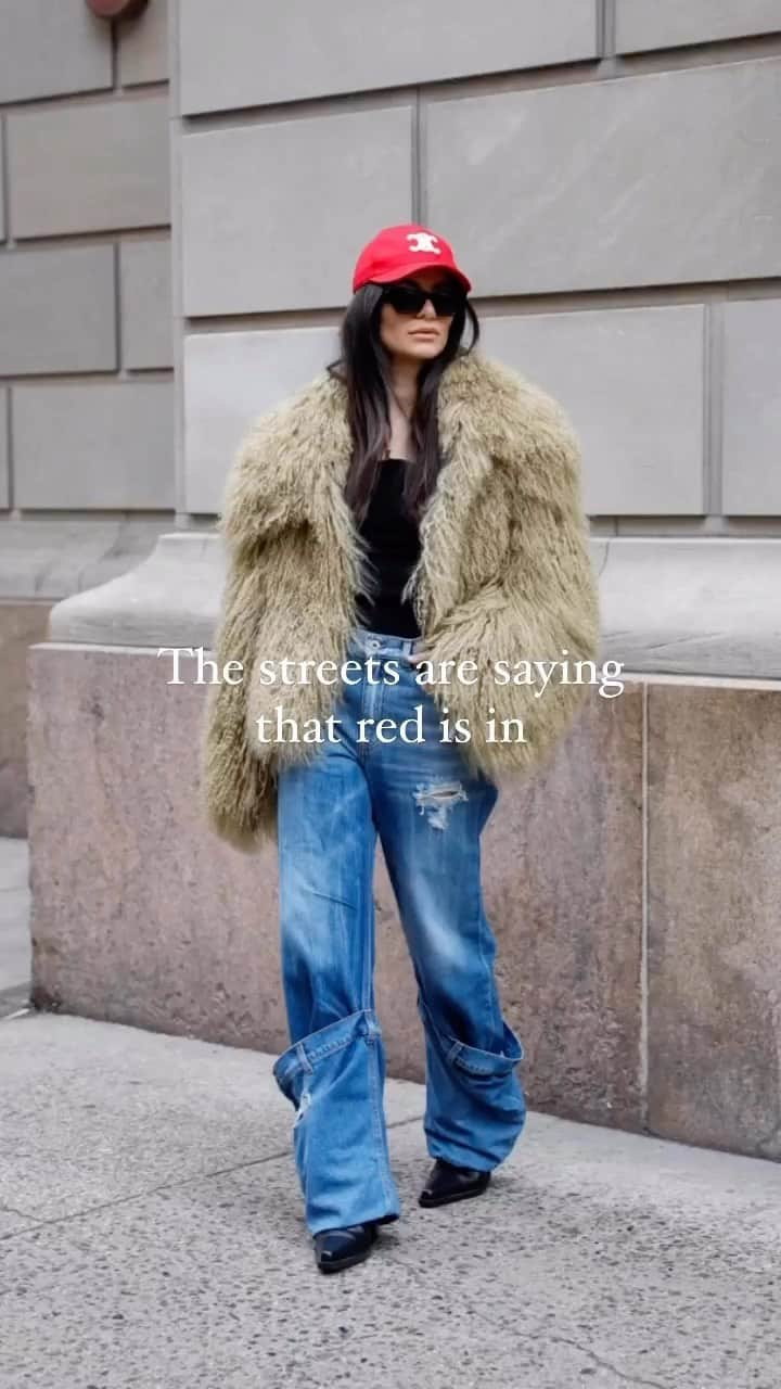 Lee Oliveiraのインスタグラム：「NY has spoken ❤️ @nyfw  Electric red hues turn every outfit into a statement look on the #StreetsOfNYFW」