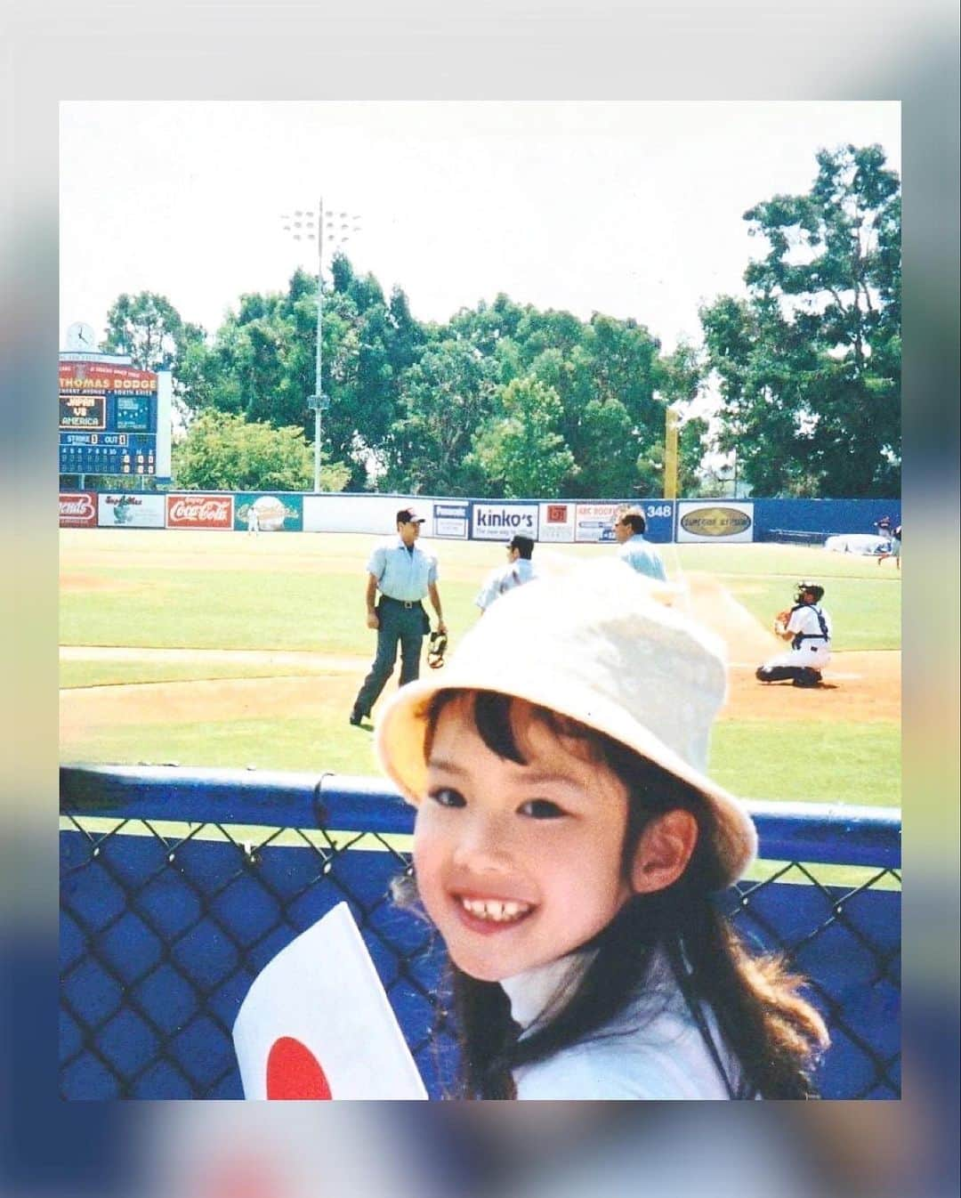 メロディー・モリタのインスタグラム：「Mini me rooting at a Team Japan vs Team USA baseball game in LA!✨ 今日はいよいよ、アメリカでWBC準決勝🎌  Japan's hottest topic right now is the WBC, and it's crazy that Lars Nootbar (repping Team Japan this year) was actually a bat boy at the 2006 U-18 game I went to! As a fellow Japanese-American from LA, seeing his dream become a reality is truly inspirational.  I remember going to these games every year it was held in LA, and I rooted for then-high school stars from Japan such as Masahiro Tanaka, who'd come to the US years later as a professional Yankees pitcher. I was thrilled to get his autograph back then, making it a super rare ball to have now. Looking at these photos made me want to play catch again😆 Cheering for Team Japan!  私と同じLA出身で日系二世のラーズ・ヌートバー選手、大谷翔平選手など、多くの素晴らしいアスリート達の戦いがいよいよアメリカで始まります！⚾️  幼い頃、夏の高校野球で活躍した選手達が日本代表チームとして訪米し、アメリカ代表チームと対戦していた試合を毎年「日の丸の旗」を持って応援に行っていました😊  2006年、当時高校生だった田中将大選手とハンカチ王子こと斎藤佑樹さんがLAで試合に出場。その時にバットボーイをしていたのがヌートバー選手だったんです！今ではWBCで日本チームの一員として大活躍👏🏻✨  2枚目は、その試合で私が出場選手からもらったサインボール。 田中将大選手と斎藤佑樹さんはまだ高校生でサインは無く、お名前とその時の背番号をそのままボールに書いてくれました⚾️🖋  これから始まる日本対メキシコ戦。日本、頑張れ〜！！🔥 ____________________________________________  【 Next Day 3/21 Update】  #SamuraiJapan have become the @wbcbaseball Champs again!!🏆 What a historic & hard-fought battle🔥✨  #侍ジャパン がチームメキシコ、チームアメリカに勝利し、 14年ぶりに #WBC チャンピオンとなりました！！ 優勝おめでとうございます😭👏🏻✨」