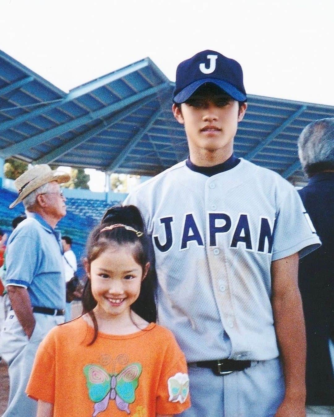 メロディー・モリタさんのインスタグラム写真 - (メロディー・モリタInstagram)「Mini me rooting at a Team Japan vs Team USA baseball game in LA!✨ 今日はいよいよ、アメリカでWBC準決勝🎌  Japan's hottest topic right now is the WBC, and it's crazy that Lars Nootbar (repping Team Japan this year) was actually a bat boy at the 2006 U-18 game I went to! As a fellow Japanese-American from LA, seeing his dream become a reality is truly inspirational.  I remember going to these games every year it was held in LA, and I rooted for then-high school stars from Japan such as Masahiro Tanaka, who'd come to the US years later as a professional Yankees pitcher. I was thrilled to get his autograph back then, making it a super rare ball to have now. Looking at these photos made me want to play catch again😆 Cheering for Team Japan!  私と同じLA出身で日系二世のラーズ・ヌートバー選手、大谷翔平選手など、多くの素晴らしいアスリート達の戦いがいよいよアメリカで始まります！⚾️  幼い頃、夏の高校野球で活躍した選手達が日本代表チームとして訪米し、アメリカ代表チームと対戦していた試合を毎年「日の丸の旗」を持って応援に行っていました😊  2006年、当時高校生だった田中将大選手とハンカチ王子こと斎藤佑樹さんがLAで試合に出場。その時にバットボーイをしていたのがヌートバー選手だったんです！今ではWBCで日本チームの一員として大活躍👏🏻✨  2枚目は、その試合で私が出場選手からもらったサインボール。 田中将大選手と斎藤佑樹さんはまだ高校生でサインは無く、お名前とその時の背番号をそのままボールに書いてくれました⚾️🖋  これから始まる日本対メキシコ戦。日本、頑張れ〜！！🔥 ____________________________________________  【 Next Day 3/21 Update】  #SamuraiJapan have become the @wbcbaseball Champs again!!🏆 What a historic & hard-fought battle🔥✨  #侍ジャパン がチームメキシコ、チームアメリカに勝利し、 14年ぶりに #WBC チャンピオンとなりました！！ 優勝おめでとうございます😭👏🏻✨」3月21日 7時43分 - melodeemorita