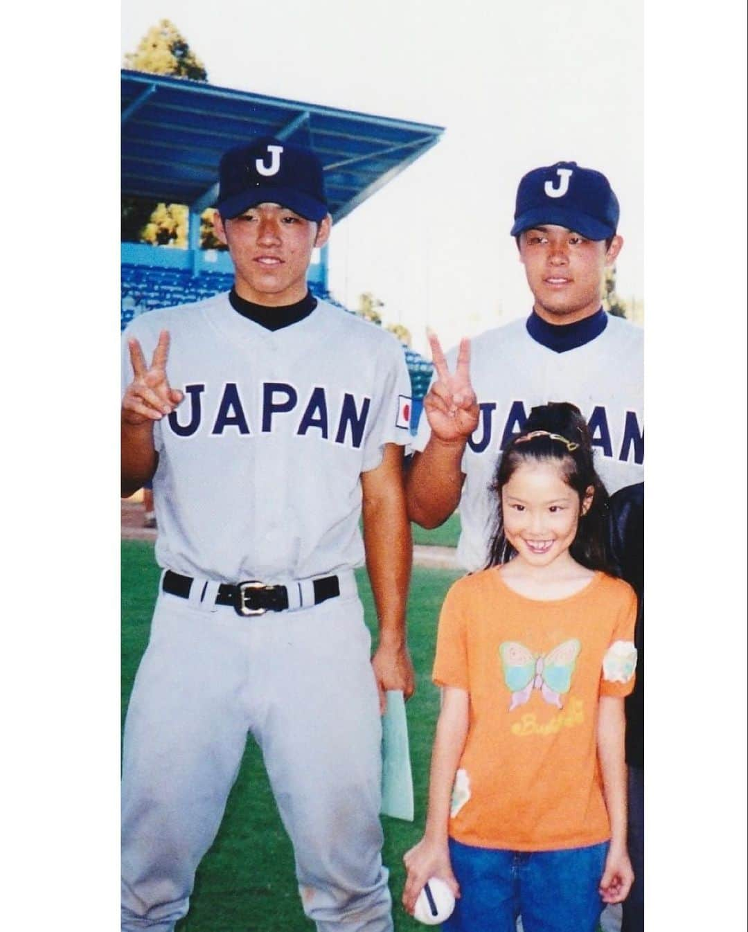 メロディー・モリタさんのインスタグラム写真 - (メロディー・モリタInstagram)「Mini me rooting at a Team Japan vs Team USA baseball game in LA!✨ 今日はいよいよ、アメリカでWBC準決勝🎌  Japan's hottest topic right now is the WBC, and it's crazy that Lars Nootbar (repping Team Japan this year) was actually a bat boy at the 2006 U-18 game I went to! As a fellow Japanese-American from LA, seeing his dream become a reality is truly inspirational.  I remember going to these games every year it was held in LA, and I rooted for then-high school stars from Japan such as Masahiro Tanaka, who'd come to the US years later as a professional Yankees pitcher. I was thrilled to get his autograph back then, making it a super rare ball to have now. Looking at these photos made me want to play catch again😆 Cheering for Team Japan!  私と同じLA出身で日系二世のラーズ・ヌートバー選手、大谷翔平選手など、多くの素晴らしいアスリート達の戦いがいよいよアメリカで始まります！⚾️  幼い頃、夏の高校野球で活躍した選手達が日本代表チームとして訪米し、アメリカ代表チームと対戦していた試合を毎年「日の丸の旗」を持って応援に行っていました😊  2006年、当時高校生だった田中将大選手とハンカチ王子こと斎藤佑樹さんがLAで試合に出場。その時にバットボーイをしていたのがヌートバー選手だったんです！今ではWBCで日本チームの一員として大活躍👏🏻✨  2枚目は、その試合で私が出場選手からもらったサインボール。 田中将大選手と斎藤佑樹さんはまだ高校生でサインは無く、お名前とその時の背番号をそのままボールに書いてくれました⚾️🖋  これから始まる日本対メキシコ戦。日本、頑張れ〜！！🔥 ____________________________________________  【 Next Day 3/21 Update】  #SamuraiJapan have become the @wbcbaseball Champs again!!🏆 What a historic & hard-fought battle🔥✨  #侍ジャパン がチームメキシコ、チームアメリカに勝利し、 14年ぶりに #WBC チャンピオンとなりました！！ 優勝おめでとうございます😭👏🏻✨」3月21日 7時43分 - melodeemorita