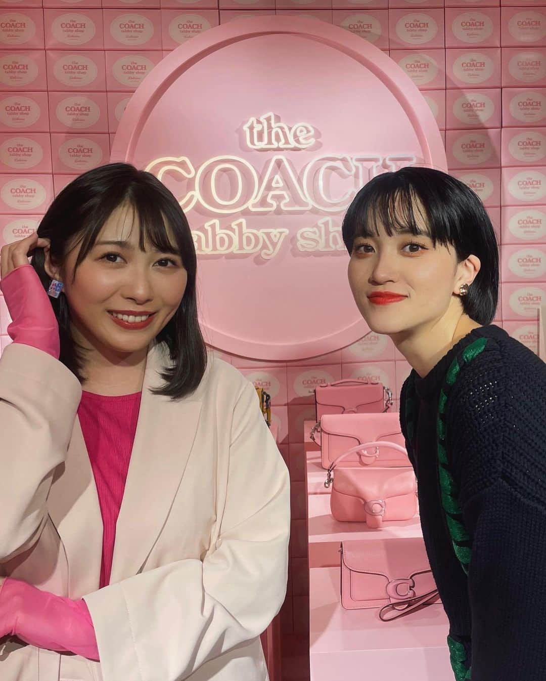 竹崎綾華のインスタグラム：「"the COACH tabby shop"遊びに行きました。 @haru2n.run と一足お先にプチお花見🌸🍡 可愛すぎました🫰桜の満開時期はもうすぐかな？😙 楽しみです🌸  今日は2023年の中で1番運気が良い日だそうですね💛💜💛💜たまたまお財布も修理に出さなきゃと思っていたので ちゃっかり新しいお財布を新調しました✌️😋（単純）  皆さんは今日何をして過ごしますか？ 今日も皆様が素敵な一日になりますように❣️🌈  #コーチタビー #InMyTabby #CoachJapan #🌸　 #佐々木晴花 #竹崎綾華」