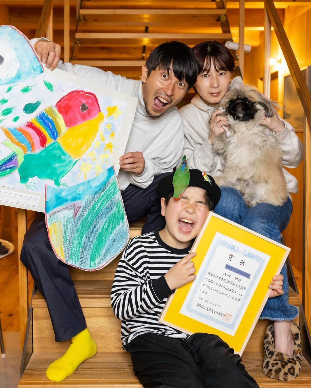 浅田政志さんのインスタグラム写真 - (浅田政志Instagram)「久しぶりに#家族写真おうち編 「息子初めての賞状」 インコのポテチをモデルに🦜 #canonr5」3月21日 18時47分 - asadamasashi