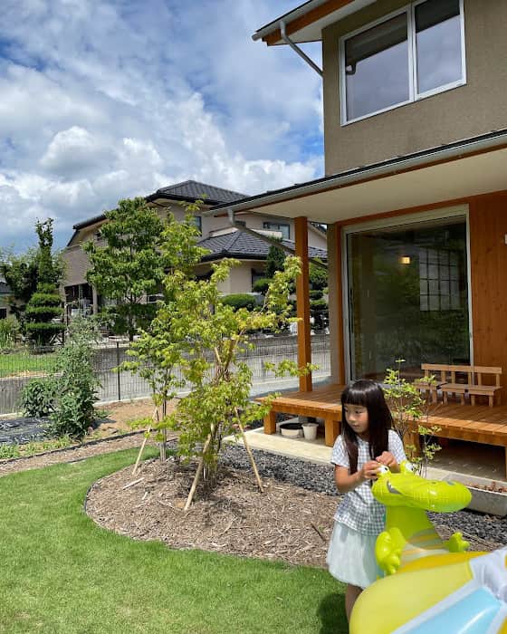 美し信州建設のインスタグラム：「住まいと庭のいい関係 緑を目で楽しむエリアと舌で楽しむ菜園エリア 子供たちと外で楽しむ時間が増えたかも  --------------------- ▼最新のイベント情報や家づくりの事例は @utukusinshuu のURLからご覧いただけます。 TEL 0268−27−6667 --------------------- ◇美し信州建設のHPやインスタグラムでは#注文住宅 の魅力を発信中！ 信州への移住をご検討の方のサポートも行っております。 木曽檜をはじめとした県産材の遠山杉、信州唐松・赤松などを使い、腕のよい職人さんと心を込めた住まいをつくっています。地域で愛され半世紀。安心と快適の本物の住まいをお届けします。  #庭  #菜園  #ウッドデッキ  #木の家 #自由設計 #注文住宅 #上田市 #美し信州 #美し信州建設 #ライフスタイル #長野県 #建築家 #田舎暮らし #建築士とつくる家 #建築士と建てる家 #丁寧な暮らし」