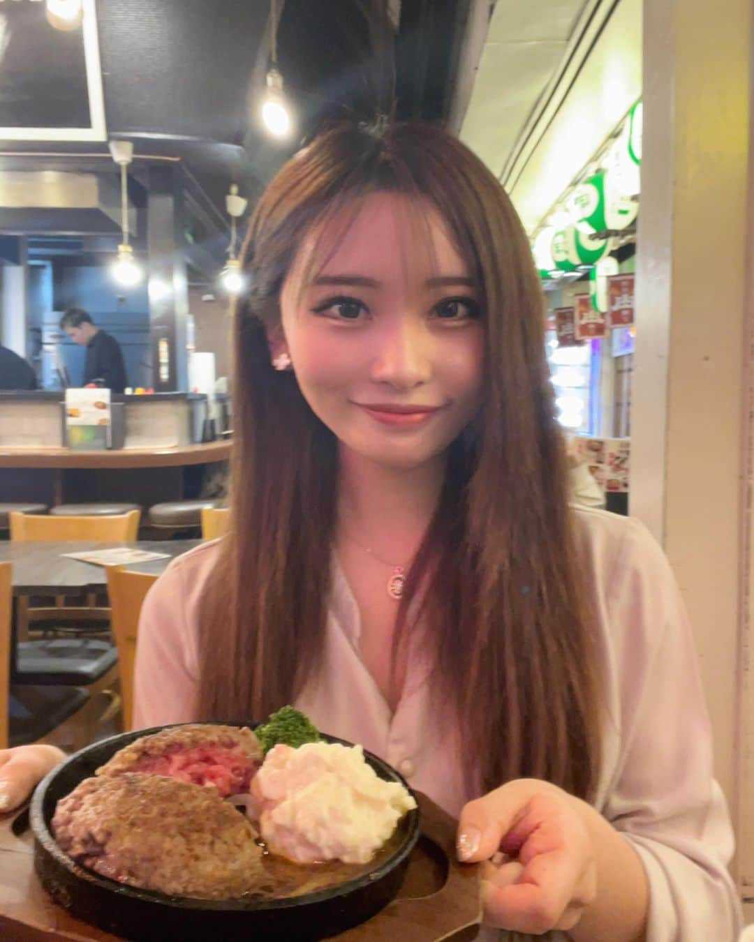 椿美羽のインスタグラム：「渋谷肉横丁にある、肉のち晴れさんにお邪魔しました🌟 @nikunotihare   🥩レバ刺し 🥩チーズヤンニョムチキン 🥩肉神のハンバーグ 🥩牛トロ丼 を注文しました💛🍖  レバ刺しは私の大好物🐴 臭みがなく新鮮でした！ 美味しい生でレバ刺しを食べたの久しぶりでテンション上がりました！  ごま油のタレにつけていただきました💛  チーズヤンニョムチキンは チーズがびよーんって伸びる伸びる🫕 ボリューミーでおいしくてお得🉐！！  肉神のハンバーグは中身が半生で動画でぜひ見てほしい💛 ふわトロで今まで食べたことない食感🥺💕  締めの牛トロ丼はご飯にお肉の上に卵とネギが乗ってて 混ぜていただきました！💛  そ！し！て！！ 行ってみたいなって思ったあなた😊🉐 この投稿を見ました！で、 黒毛和牛100％霜降り半生ハンバーグが500円になるよっ🎶 お得すぎる🥲💕😭 さ！ら！に！ 17:00〜19:00が ハッピーアワーでドリンクが全部100円になります！🉐 アルコールも、ソフドリどっちも100円🥺💕  渋谷で小腹が空いた時、 めちゃくちゃお腹が空いた時、 ぜひ行ってみてね😊💕  @nikunotihare  🗺東京都渋谷区宇田川町13-8千歳会館２F　渋谷肉横丁 🔗https://www.hotpepper.jp/strJ001275168/food/  PR nikunotihare #肉のち晴れ #渋谷ディナー #渋谷居酒屋 #肉横丁 #生肉 #渋谷食べ放題 #渋谷肉横丁 #渋谷グルメ」