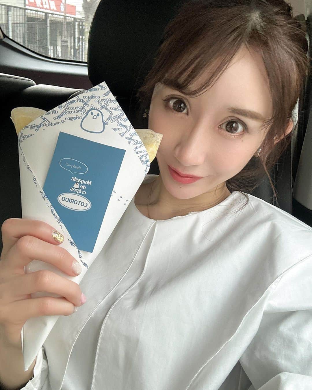 小原春香のインスタグラム：「野外での子供お芝居を観に行ってきました🤍  キッチンカーがどれも美味しかったぁ🤍  1枚目...合言葉は『賞味期限5分』のクレープ 2枚目... さつまいもチップスこんなに大きいよ🤍 3枚目...ありさん探しながら、さつまいもチップス🍠 4枚目...『週に一度の贅沢』が合言葉のハンバーガー 5枚目...専称寺さんのお花アート 6枚目...芸能の神様　弁財天までにいたたぬきさん  お天気でよかったねぇ🌈」