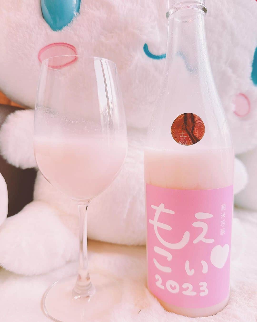 もえのあずきさんのインスタグラム写真 - (もえのあずきInstagram)「もえあずがつくったピンクの日本酒🍶 純米吟醸もえこい♡2023🌸  今年もおいしくできあがりました ※非売品です。  #もえこい#純米吟醸もえこい#もえあず#日本酒文化大使#唎酒師 #新澤醸造店#伯楽星#日本酒好きな人と繋がりたい #ピンク大好き」3月21日 17時19分 - moeazukitty