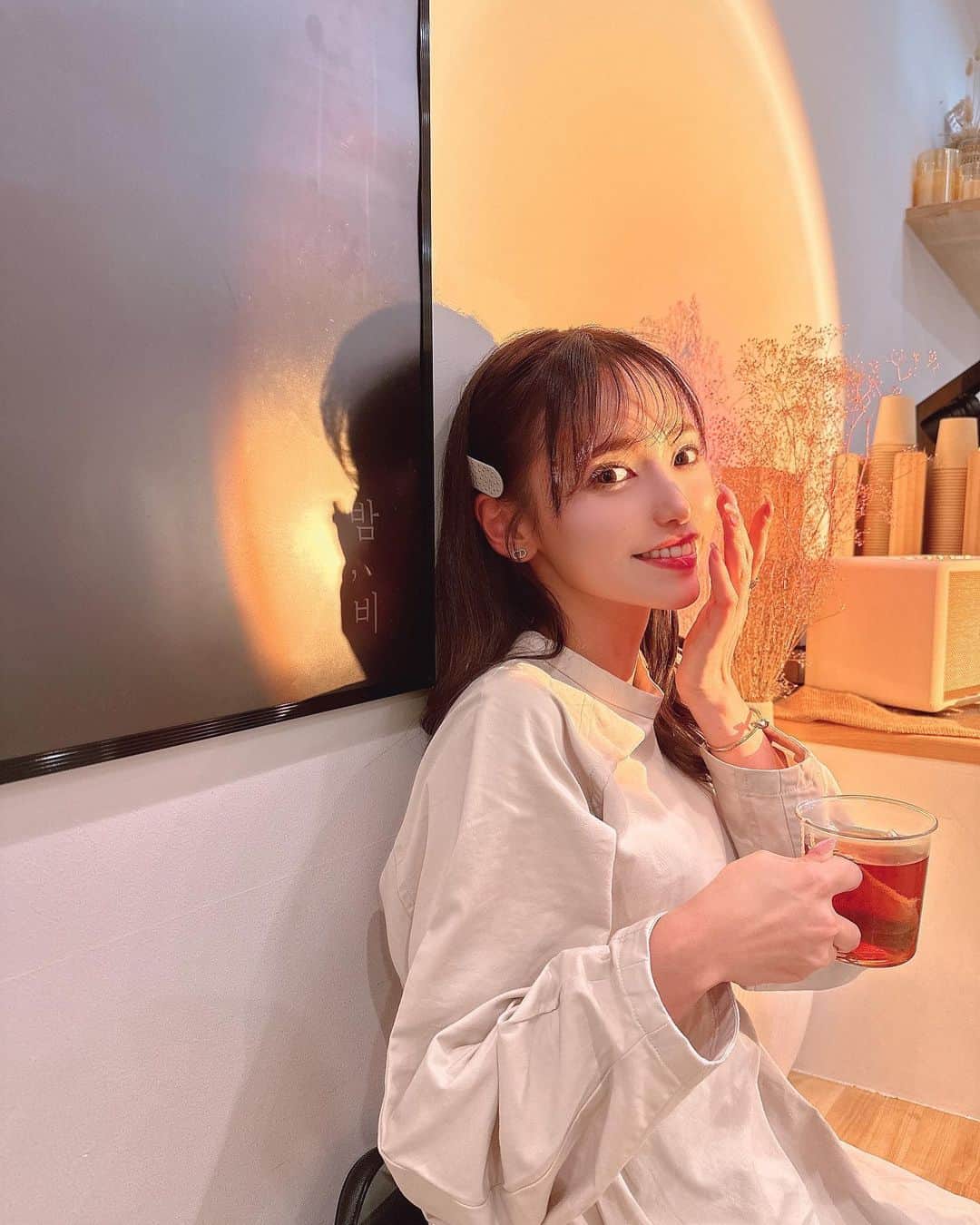 引地裕美のインスタグラム：「先日行ったカフェ🫖🌙 @bam_bi_coffee   最近使ってるファンデーションは TIRTIRマスクフィットシリーズから4/5に発売する シルバーのオーラクッション🪙♡♡♡  肌の中から密着して 積み重ねる72時間持続のオーラ光彩クッション💎  潤い感があって素肌みたいなツヤのある仕上がりになるよ👶🏻🪄  ホワイトヒアルロン酸とシラカバ樹液配合で スキンケア感覚でお肌に密着🧖🏻‍♀️🌿  内側から輝くような自然なツヤがいい感じ◎  #TIRTIR  #マスクフィットオーラクッション  #sponsored  #みんちゃんカフェ巡り ☕️#新大久保カフェ #夜カフェ  #UMine #japan #옷스타그램 #데일리룩 #코디스타그램 #每日穿搭 #일본 #얼스타그램 #照片 #粉我 #japanesegirl」
