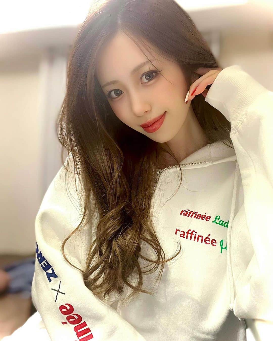 のインスタグラム：「コスチュームも可愛いけど raffinee Ladyパーカーもとっても可愛い😍🫶 うしろにはメンバー全員の名前も入ってる🙋‍♀️✨ ・ #スーパー耐久 #S耐 #TEAMZEROONE #ラフィーネレディ #ラフィーネミューズ #raffineelady #raffineeμs #raffinee_racing #orientalbio_s耐 #orientalbio_race #レースクイーン #モデル #ダイエット #トレーニング #筋トレ #ファスティング #ゆる巻き #ヘアスタイル」
