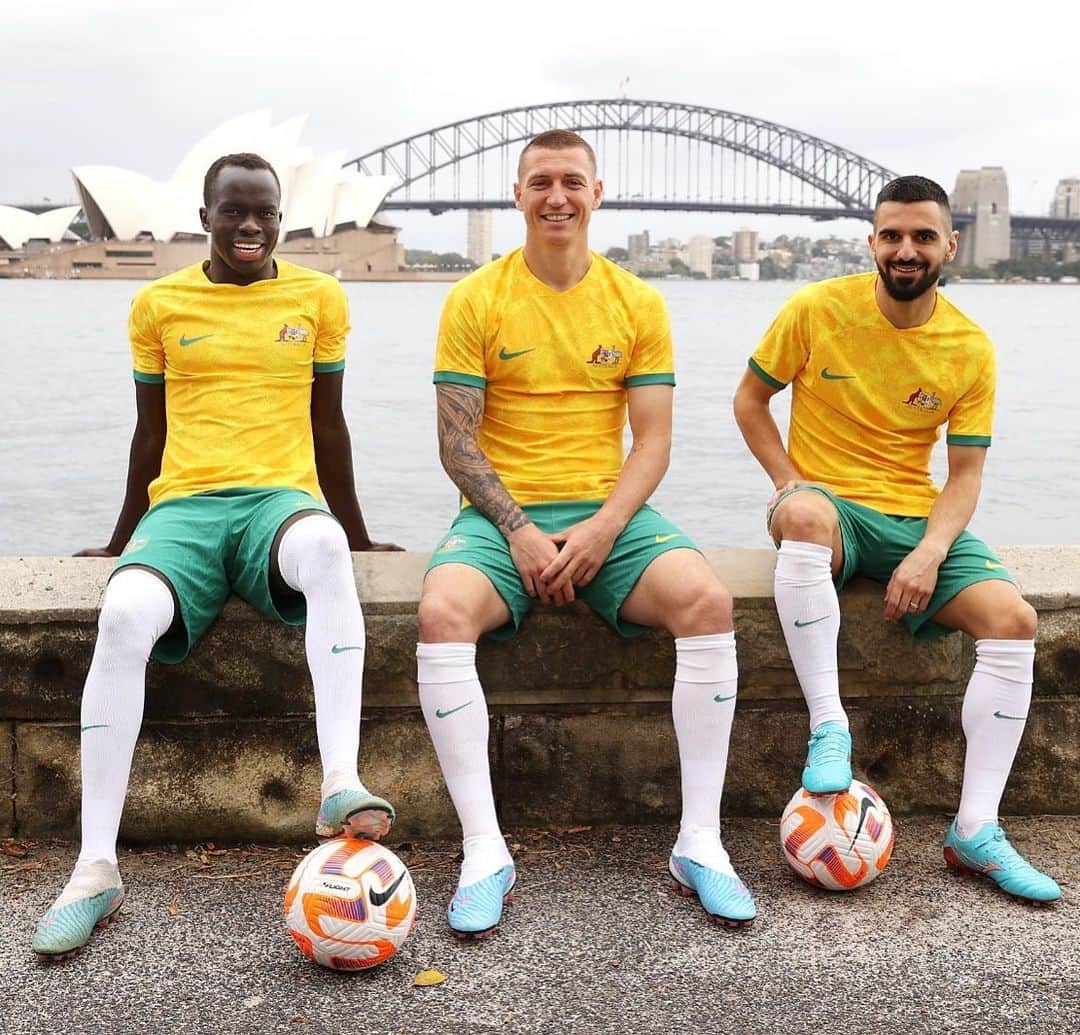 ミッチェル・デュークのインスタグラム：「Good to be back home 🇦🇺⚽️」