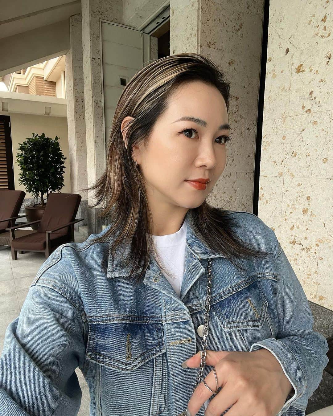 須田朱音さんのインスタグラム写真 - (須田朱音Instagram)「𝖠𝗋𝗍𝗅𝗈𝗎𝗇𝗀𝖾 𝖼𝗅𝗂𝗇𝗂𝖼.  先日、推し活前に信頼してる @dr.yoko_alc 先生にお任せして、 人生2度目の額ボトックスしてきました。  前回から、約7ヶ月ぶりかな？ 痛みに弱い私も麻酔クリームだけで大丈夫でした。  ダウンタイムもなし、目の重さや違和感もなく おでこつるつるになりました♡  元麻酔科医の陽子先生は注入とってもお上手なので、 悩んでる方はカウンセリングに行ってみてね‼︎  📍 @artlounge_clinic  #artlounge #artloungeclinic #ボトックス #アートラウンジクリニック」3月21日 17時46分 - akane_godo