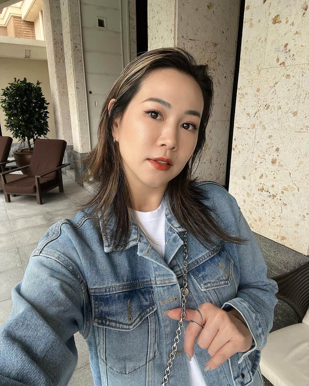 須田朱音さんのインスタグラム写真 - (須田朱音Instagram)「𝖠𝗋𝗍𝗅𝗈𝗎𝗇𝗀𝖾 𝖼𝗅𝗂𝗇𝗂𝖼.  先日、推し活前に信頼してる @dr.yoko_alc 先生にお任せして、 人生2度目の額ボトックスしてきました。  前回から、約7ヶ月ぶりかな？ 痛みに弱い私も麻酔クリームだけで大丈夫でした。  ダウンタイムもなし、目の重さや違和感もなく おでこつるつるになりました♡  元麻酔科医の陽子先生は注入とってもお上手なので、 悩んでる方はカウンセリングに行ってみてね‼︎  📍 @artlounge_clinic  #artlounge #artloungeclinic #ボトックス #アートラウンジクリニック」3月21日 17時46分 - akane_godo