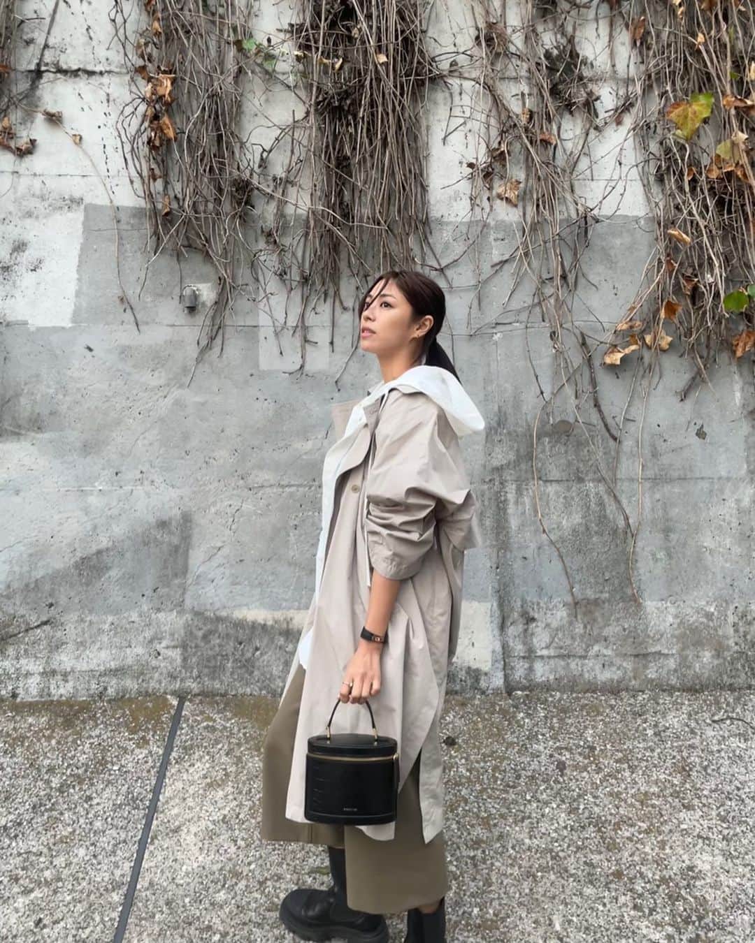 わちみなみのインスタグラム：「かっこいい色がすき🦆 最近服の写真を友達に送って みていただいてる…😂♡  顔周りのあいた服が良いらしい🌸  🧥　@iena_jp  👜　@paris64world @zara」