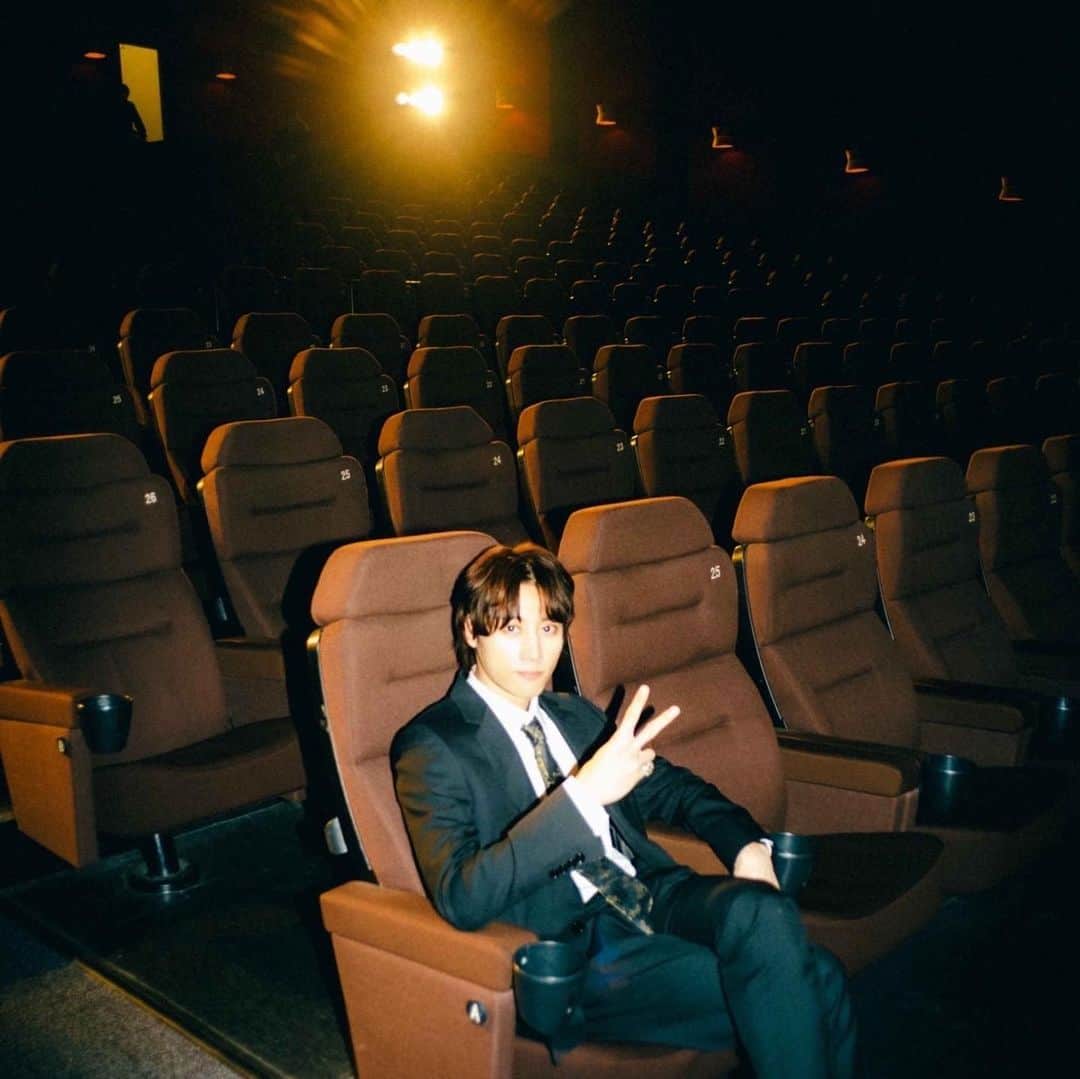 牧達弥のインスタグラム：「映画館が大好きだから席が全部埋まってるって光景だけでも懐かしくて嬉しかった。 それに加えて自分がスクリーンに投影されるなんて... 恥ずかしいけど幸せでした。 あの日が甦って心が熱くなったよ。 これからも歩き続ける道の大事な軌跡。 どうかこれからもこのライブ作品をお気に入りにしてあげてください。 撮 @renzo1101  #myfavoritethings」