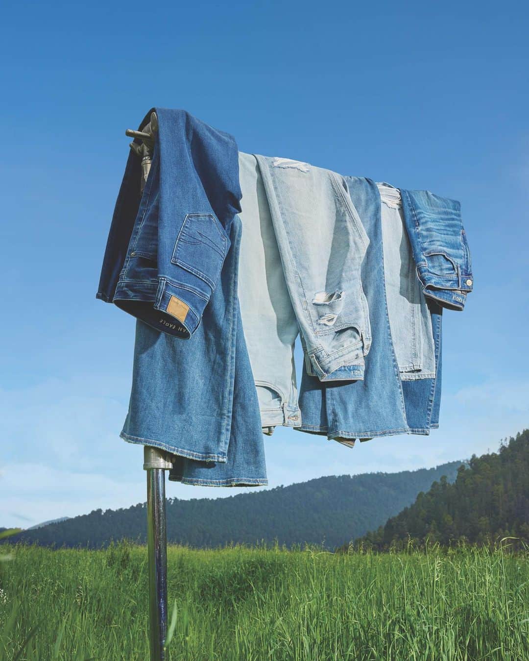 アメリカンイーグルのインスタグラム：「デニムの可能性が、あなたをスペシャルにします👖  みんなが毎日元気よくはけるように、AEのデニムはカット、生地、カラーが豊富に取り揃えられている🤩 AEで自分だけのデニムスタイルを作ろう🙌🏻  #AEJeans で春の世界を探索🌸  #アメリカンイーグル #MakeAMove #americaneaglejp #AEJeans #アメリカンイーグルジーンズ  #デニム  #ジーンズ #春コーデ #春」