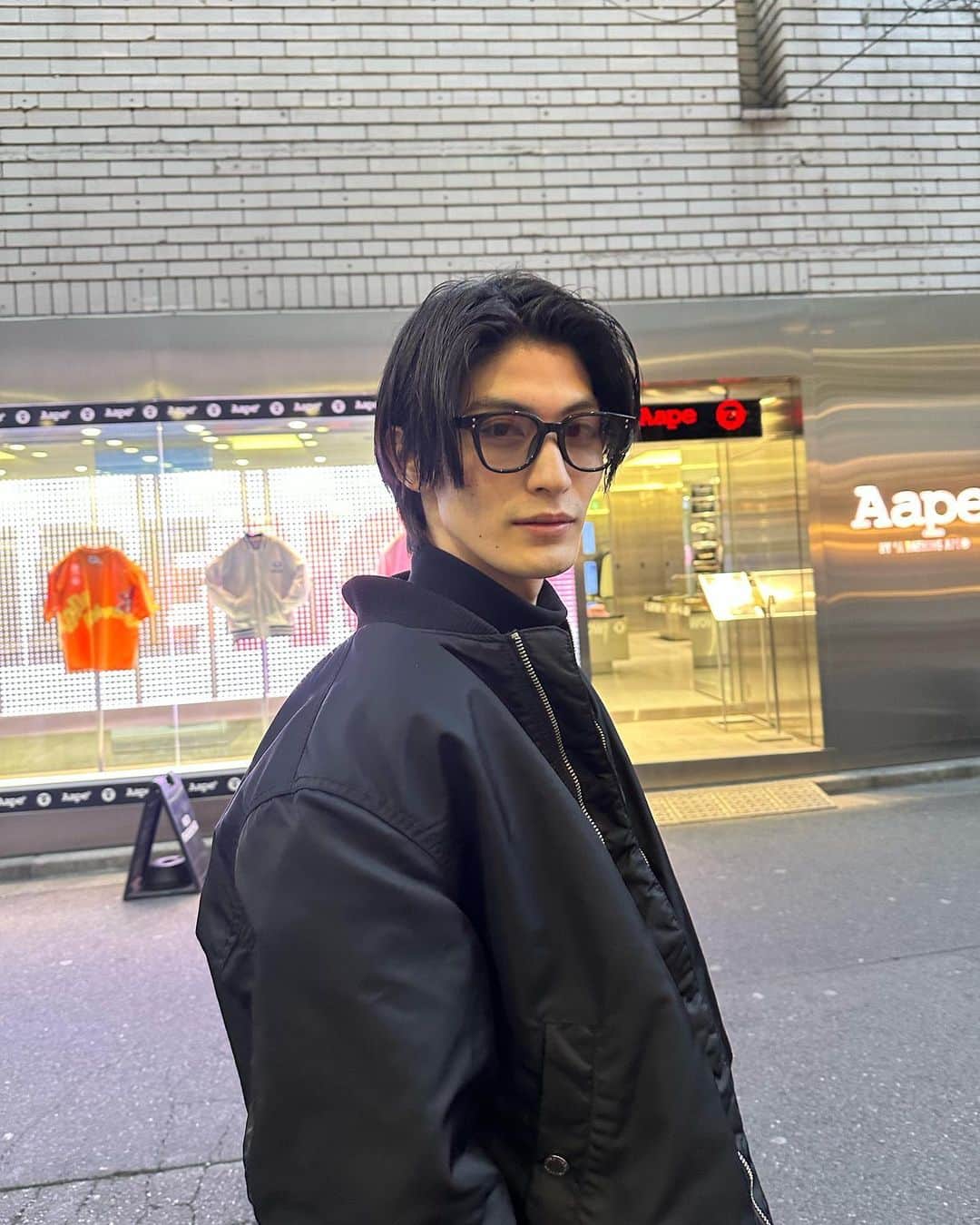 けいとのインスタグラム：「😎  #オールブラック  #サングラス は #借り物」