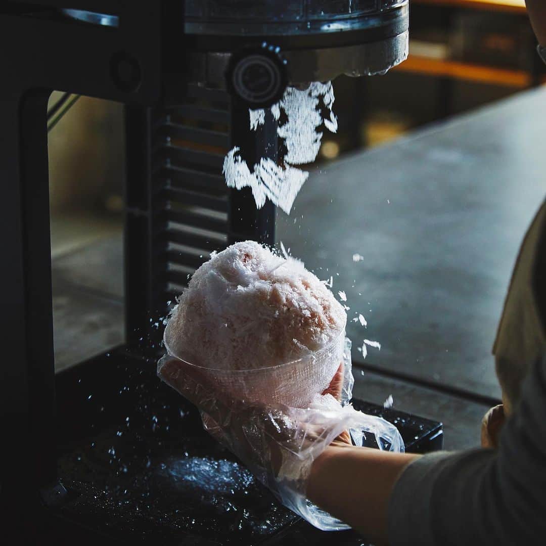 菅野結以さんのインスタグラム写真 - (菅野結以Instagram)「✧ 𝐵𝐼𝐺 𝑁𝐸𝑊𝑆 ✧ ⁡ 愛してやまないかき氷を 今年もプロデュースさせていただきました🍧🤍 ⁡ 4月1日発売ということで 今年のテーマは＂桜＂🌸 ⁡ 夏目坂珈琲 @natsumezakacoffee  とのコラボレーションで ⁡ さくらみるく氷 と さくら抹茶氷 の2種を ⁡ 4/1(土)〜5/7(日)の期間限定で販売します ⁡ そして、初日4/1(土)と4/9(日)には、 夏目坂珈琲にて菅野結以来店イベントも決定！🧊 ⁡ イベントは事前予約制になるので 予約方法など詳細はまた追ってお知らせします ⁡ ⁡ この世でいちばんすきな食べ物はずっと変わらずこおり どんな真冬も年中無休で #氷活 してきた甲斐あって 念願だったかき氷プロデュースも3年目 ⁡ 2023年、ついに超絶自信作ができてしまった あまりにおいしすぎて次回から越えられるか心配なほど まずはさくらみるくを食べて、2杯目抹茶いってほしい ごーらーの皆さまを唸らせる自信、あります ⁡ 夏目坂珈琲のある早稲田は、穴八幡宮があったり とっても気のいいお気にいりの場所 ⁡ テイクアウトもイートインも両方ご用意してるので さくらを見上げながら食べて春満喫してね🌸 ⁡ 📷 @fujii_yui  🖌 @13chinpan  ⁡ #かき氷 #夏目坂珈琲 #かきごおりすと #早稲田カフェ #桜スイーツ #さくらみるく #さくら抹茶」3月21日 18時06分 - yui_kanno