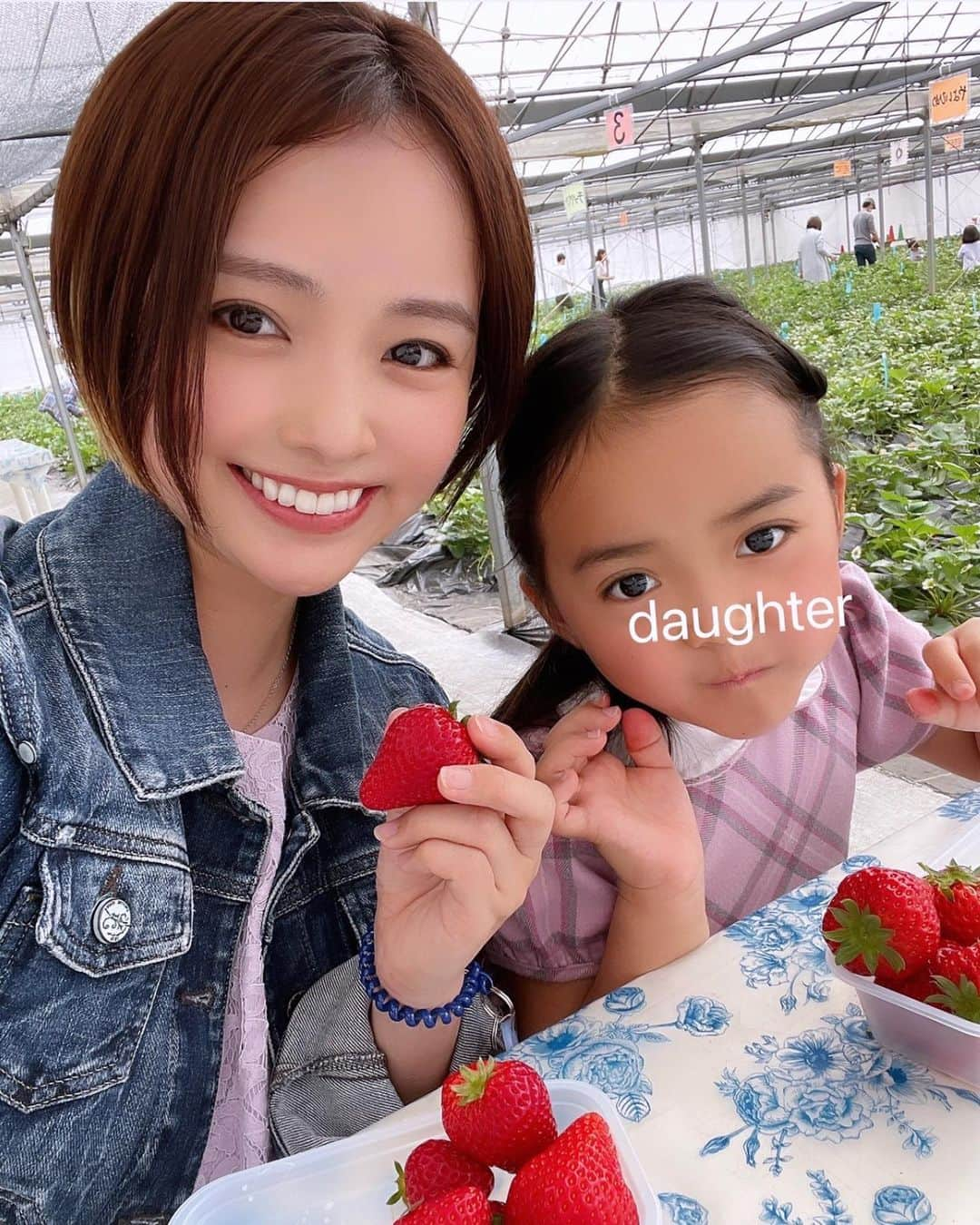 ゆうかさんのインスタグラム写真 - (ゆうかInstagram)「🍓いちご狩り🍓色んな種類があって今年も美味しかったー‼︎🥰@古川園、千葉 . 沢山食べて、蜂さんの観察してた子供達🐝🐝 . 最近人気スポットになった大慶園も近いから寄ったよ😁🏀 . WBC見て盛り上がった後だったから？長男バッティングしまくってた🥰⚾️ . ベビーも遊べるから良き👶🏻💗 . 髪型は @arietta_baba さんにやっていただきました💇‍♀️💗 . 👧🏼 @sansakae_petit  👦🏻 @poloralphlauren  #3児ママ #子育てママ #子連れお出かけ #子連れスポット #いちご狩り #ショートヘア #ショートヘアアレンジ #🍓 #いちご #苺 #苺狩り #子育てママ #子育て #小学生ママ #男の子のママ #女の子ママ #女の子コーデ #子連れok #千葉県観光 #千葉 #大慶園 #千葉市動物公園 #千葉県グルメ #千葉県観光 #市川市」3月21日 18時12分 - yuuka_japan