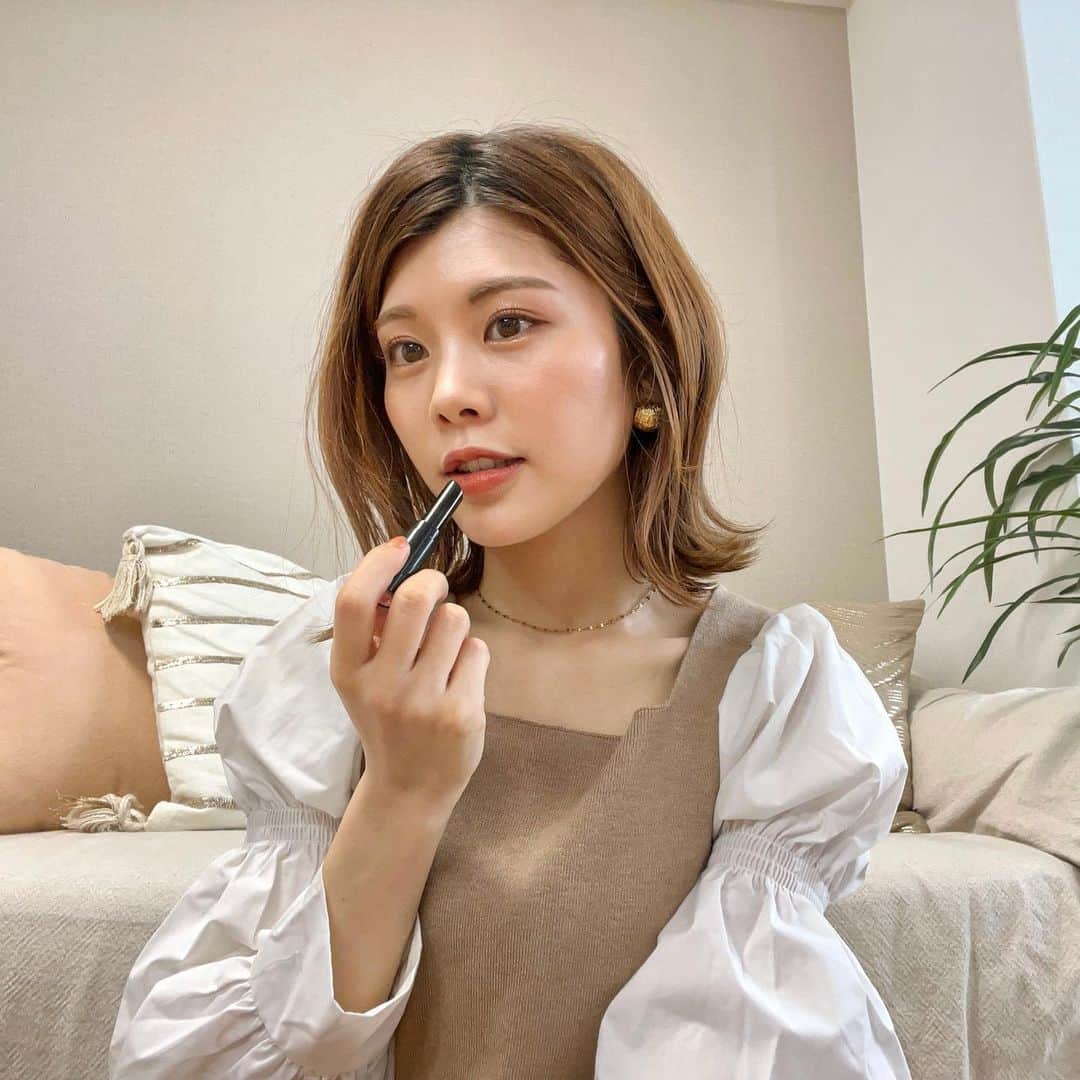 池田真子のインスタグラム：「買ってよかったお気に入りリップ💄 ． ． ． 重ねるとしっかり発色するし程よいツヤ感と 透明感もあって1本で仕上がる♡ ． 色持ちも良いし、なにより乾燥が気にならなくなって嬉しい🌿 ． ． ． HERA NEW センシュアル ヌードバーム 429 naked almond ． ． ． ． 手に出すとオレンジを感じるブラウンで、唇に塗ると落ち着いた赤リップっぽい感じ！ ． 絶妙な色味がちょうど良い♡ ． ． ． #hera #newセンシュアルヌードバーム #リップバーム #新作コスメ #韓国コスメ #ブラウンリップ  #赤リップ #買ってよかった #おすすめコスメ #おすすめリップ #乾燥ケア #makoscosmetics #koreancosmetics」