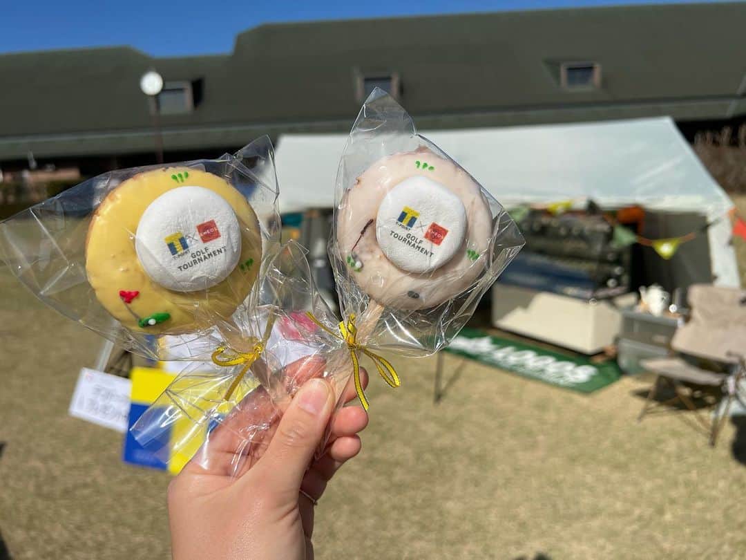 のインスタグラム：「Tポイント×ENEOS ゴルフトーナメント⛳️ 今週もたくさんの応援メッセージをありがとうございました‼️ . 今週はパーはパーでも、ただのパーじゃない事の方が多くて、皆さんの応援が本当に力になりました🥲 予選通過がかかった2日目の最終ホール3ヤードのパーパット。 応援してくれている皆さんの気持ちが乗って、しっかり真ん中から入ってくれたと思います。 . そして推薦してくださったスポンサー様、本当にありがとうございました‼️ . 次はヤマハレディースに出場させていただきます🏌️‍♀️⛳️ 良い結果が残せるように頑張ります✊❗️ . . . 今回はスイング動画か食べ物の写真しかなかったので、美味しかったやつを…🫢🤳 #TポイントENEOSゴルフトーナメントのドーナツ #スイング動画 #牛ちゃん霧島店 #パティスリーヤナギムラ」